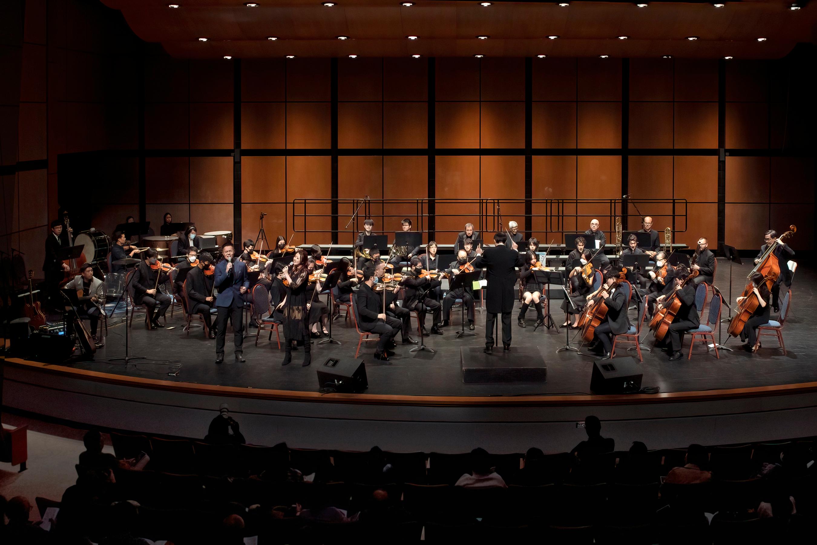 The Hong Kong Economic and Trade Office (Toronto) supported the concert titled "Dawn" at P.C. Ho Theatre of the Chinese Cultural Centre of Greater Toronto in Toronto on October 16 (Toronto time) to showcase the close cultural ties between Hong Kong and Canada. Photo shows over 60 symphony orchestra and choir members from the Ontario Cross-Cultural Music Society at stage lead by conductor Mr Ken Zheng (front row, first right) and joined by singers Ms Wendyz Zheng (front row, second left) and Mr Roger Feng (front row, first left).