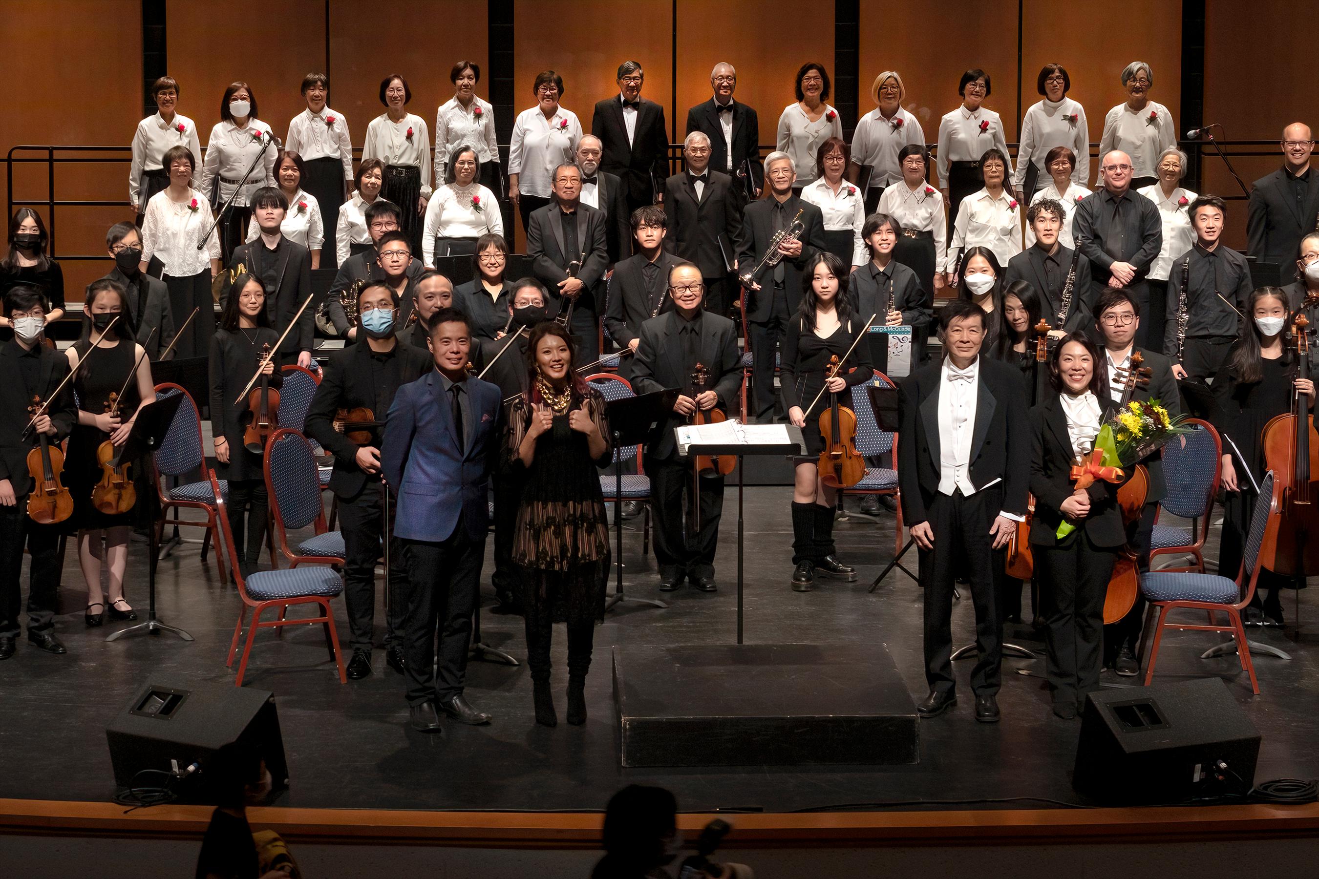 The Hong Kong Economic and Trade Office (Toronto) supported the concert titled "Dawn" at P.C. Ho Theatre of the Chinese Cultural Centre of Greater Toronto in Toronto on October 16 (Toronto time) to showcase the close cultural ties between Hong Kong and Canada. Photo shows over 60 symphony orchestra and choir members from the Ontario Cross-Cultural Music Society at stage with singers Mr Roger Feng (front row, first left) and Ms Wendyz Zheng (first row, second left) as well as conductors Mr Ken Zheng (front row, second right) and Ms Joanna Ng D'Agnone (front row, first right).