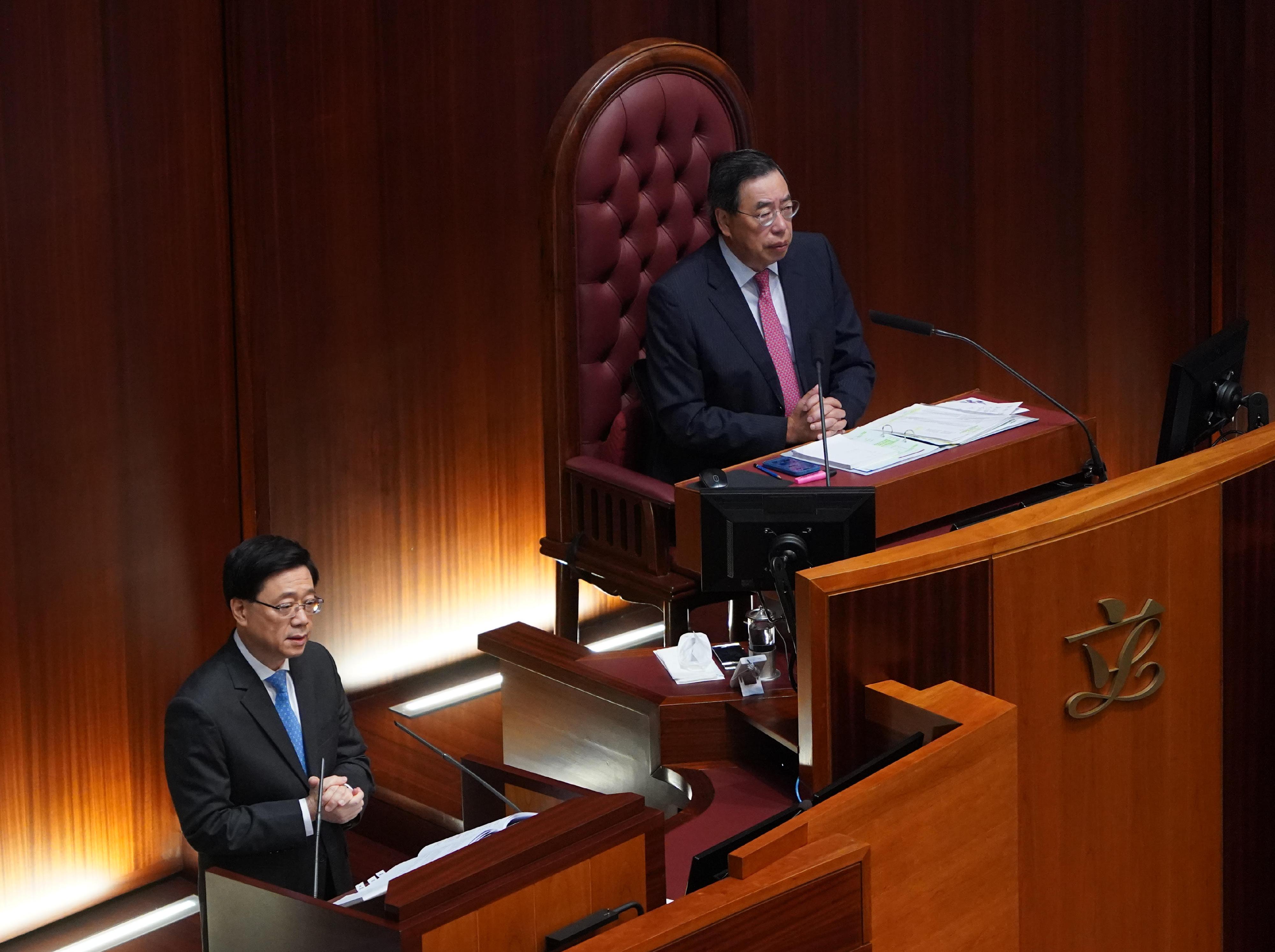 行政長官李家超（左）今日（十月二十日）在立法會出席《行政長官2022年施政報告》答問會。