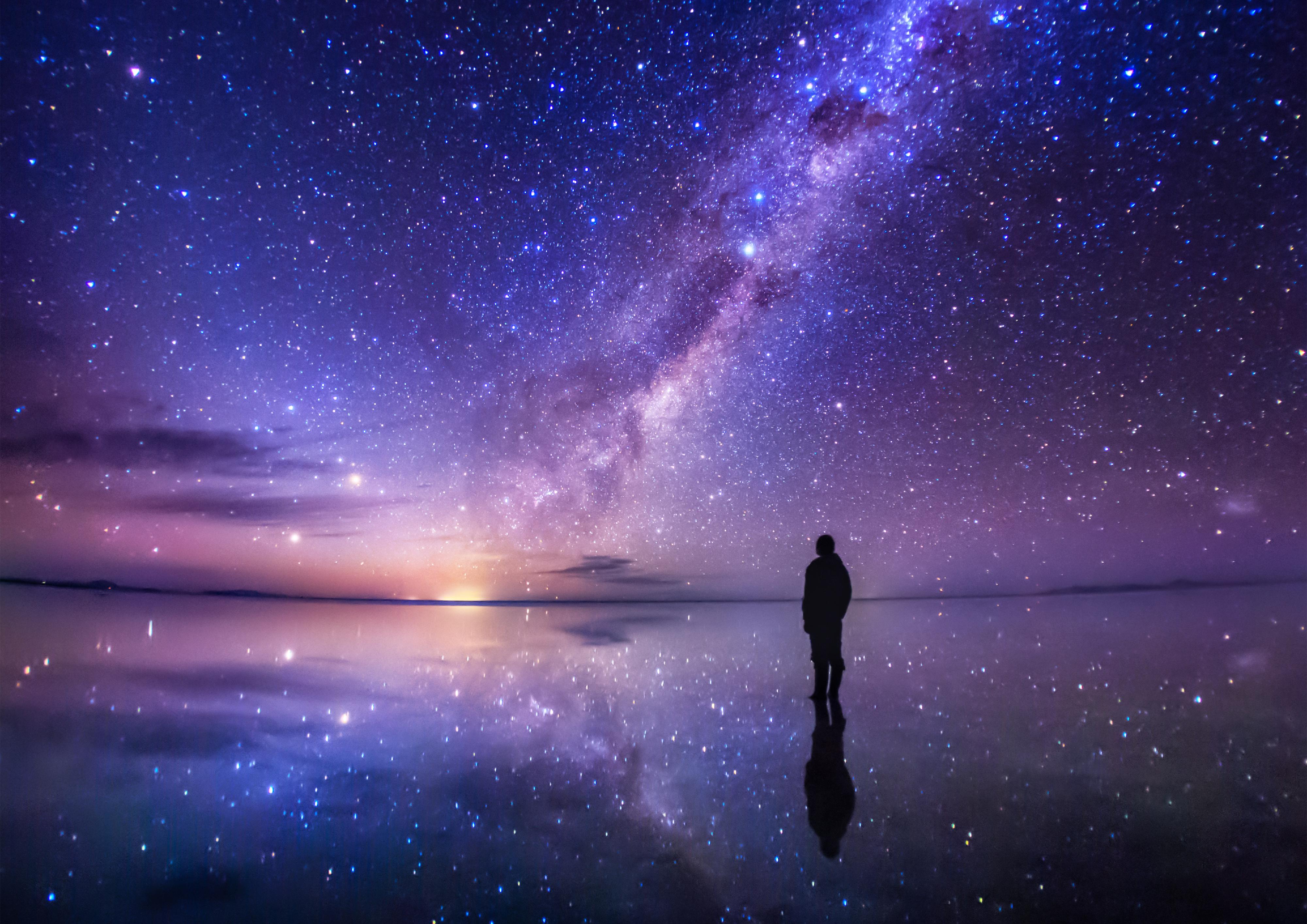 The Hong Kong Space Museum will launch a new sky show, "Sky Tour: Window on the Universe", at its Space Theatre tomorrow (October 21). Picture shows Salar de Uyuni in Bolivia, the largest salt flat in the world and best known as the "Mirror of the Sky". It is covered by a thick but extraordinarily flat layer of salt. After rainfall, the thin layer of water will transform the area into the world's largest mirror. At night, visitors will find themselves in a magical wonderland completely surrounded by stars from above and below.