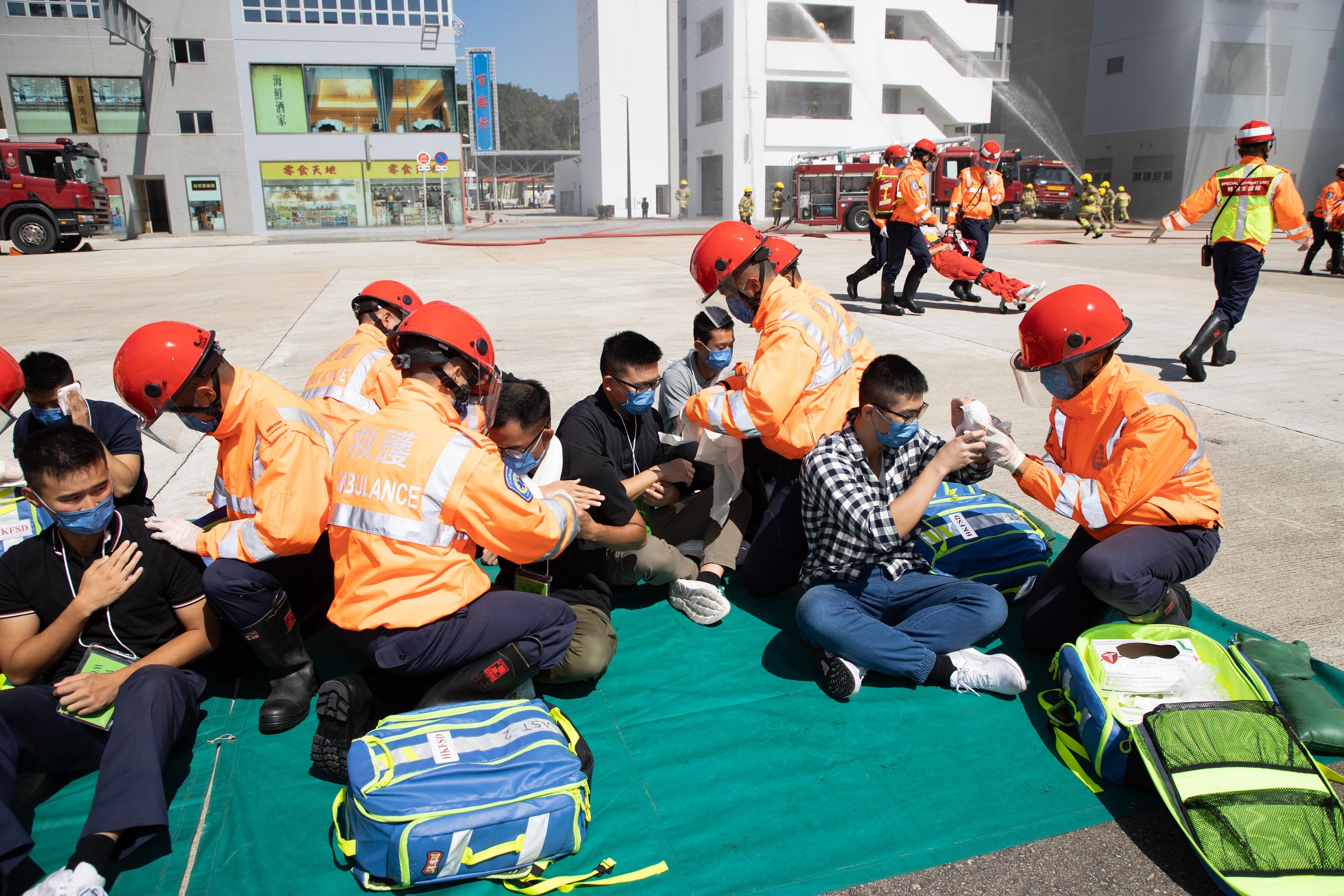 政務司司長陳國基今日（十月二十一日）在消防及救護學院舉行的消防處結業會操檢閱學員。圖示結業學員示範模擬救傷工作。
