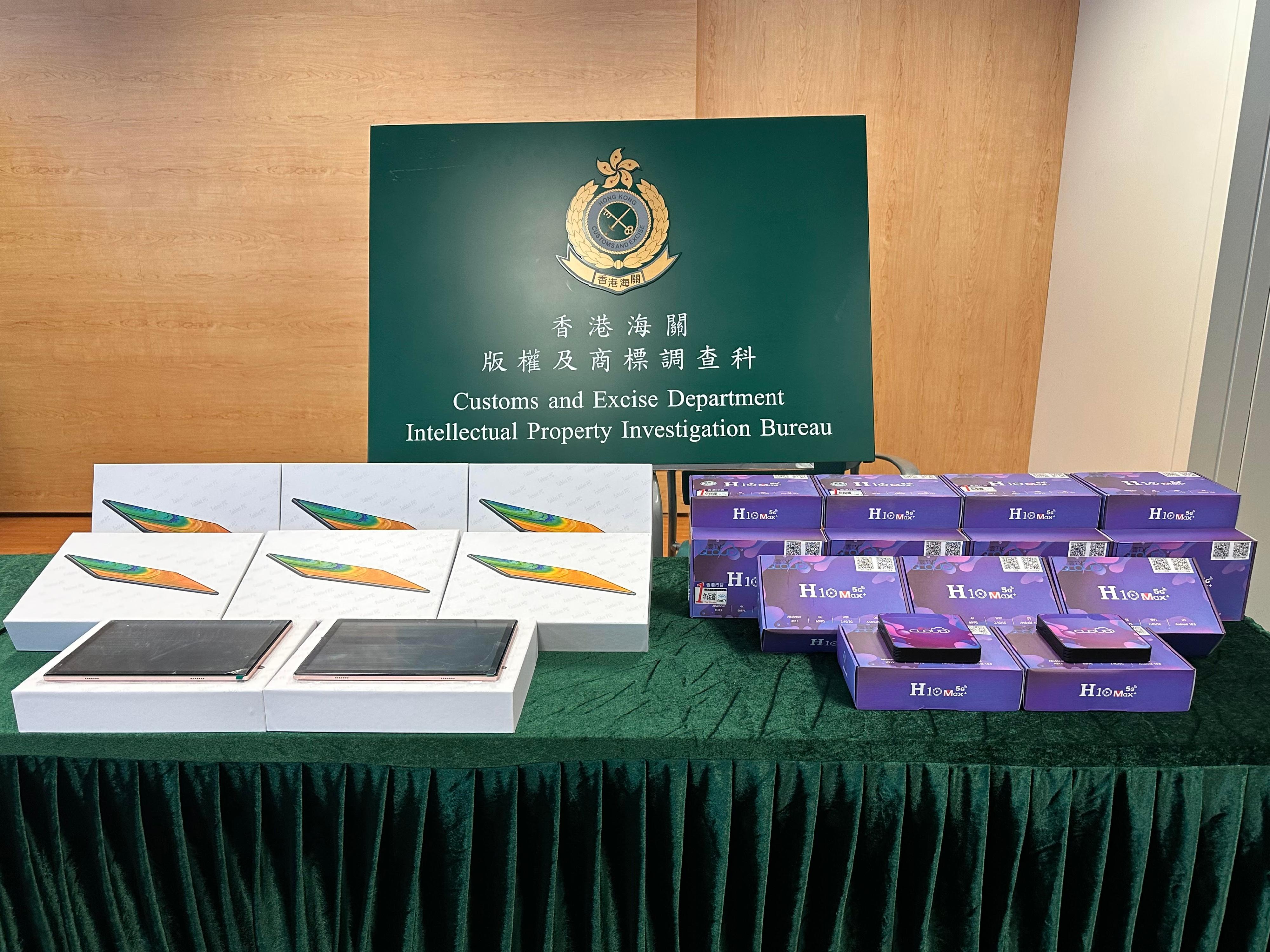 香港海關十月十九日採取執法行動，打擊規避收費電視頻道的侵權活動，於深水埗一間零售店鋪檢獲一批懷疑規避器件，並拘捕一名懷疑涉案男子。圖示部分檢獲的懷疑規避器件。