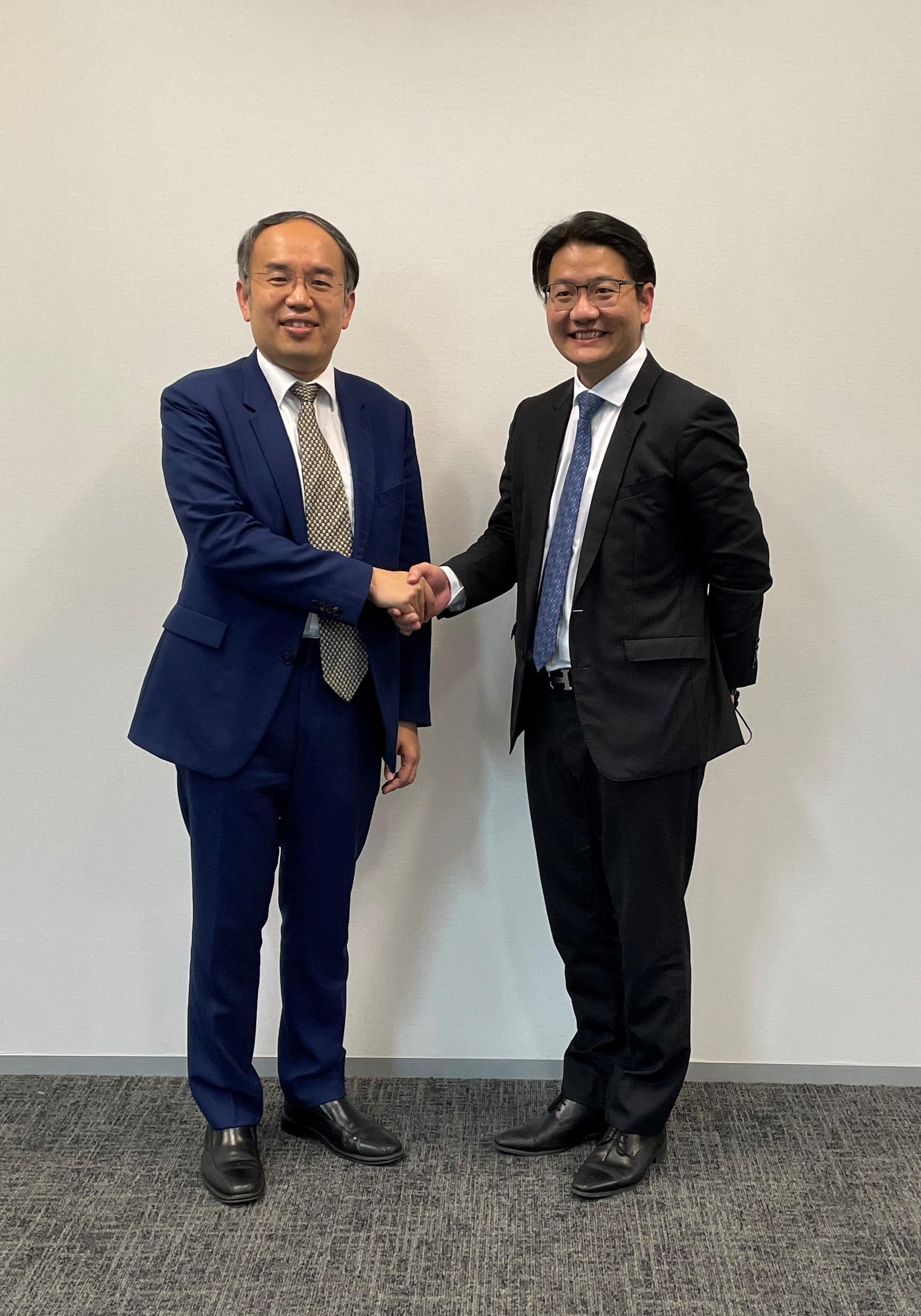 The Secretary for Financial Services and the Treasury, Mr Christopher Hui, today (October 21) continued his visit to Thailand. Photo shows Mr Hui (left) meeting with the President of the Thai Fintech Association, Mr Chonladet Khemarattana.