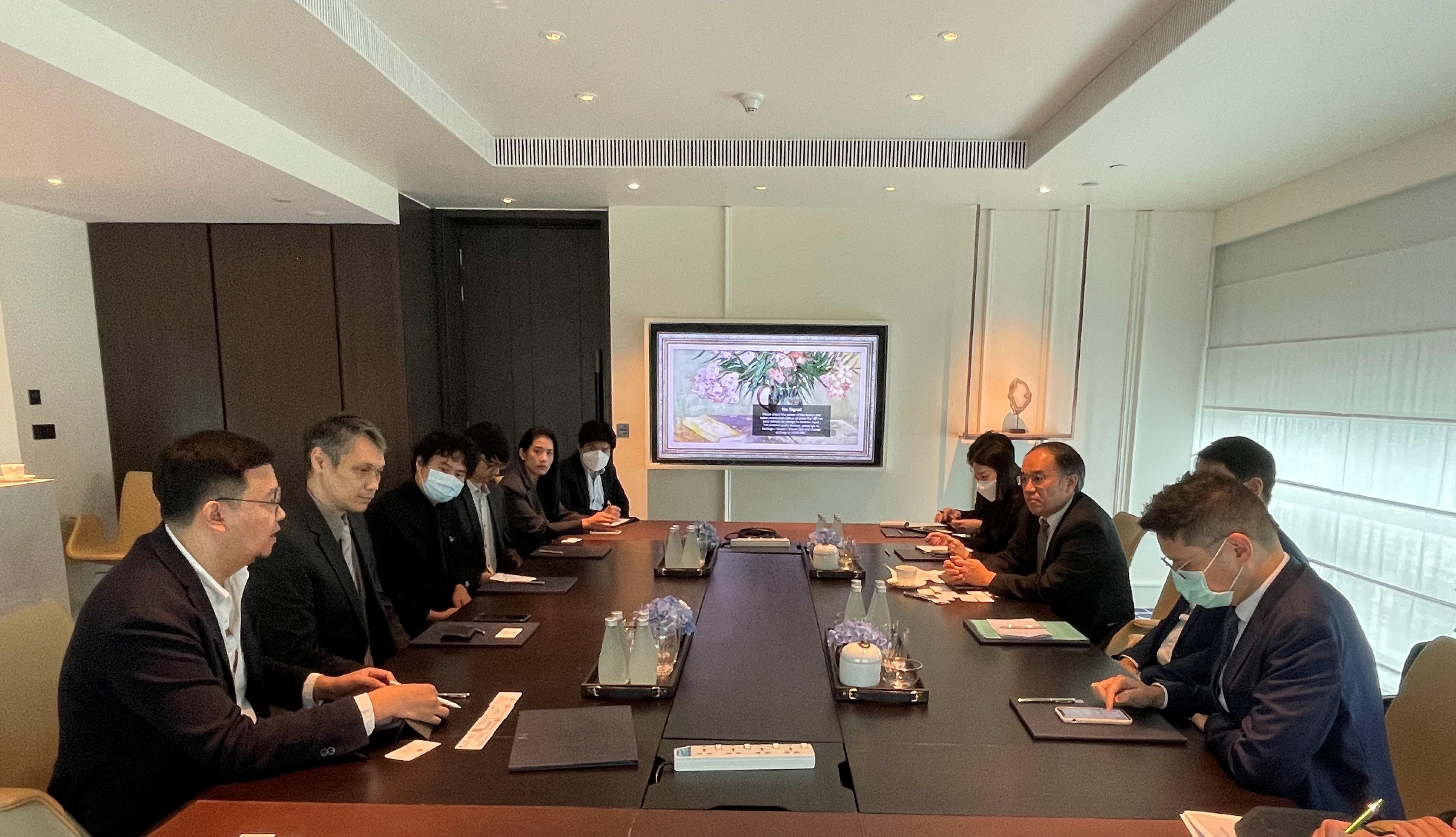 The Secretary for Financial Services and the Treasury, Mr Christopher Hui, today (October 21) continued his visit to Thailand. Photo shows Mr Hui (third right) meeting with the representatives of the Thai Venture Capital Association.