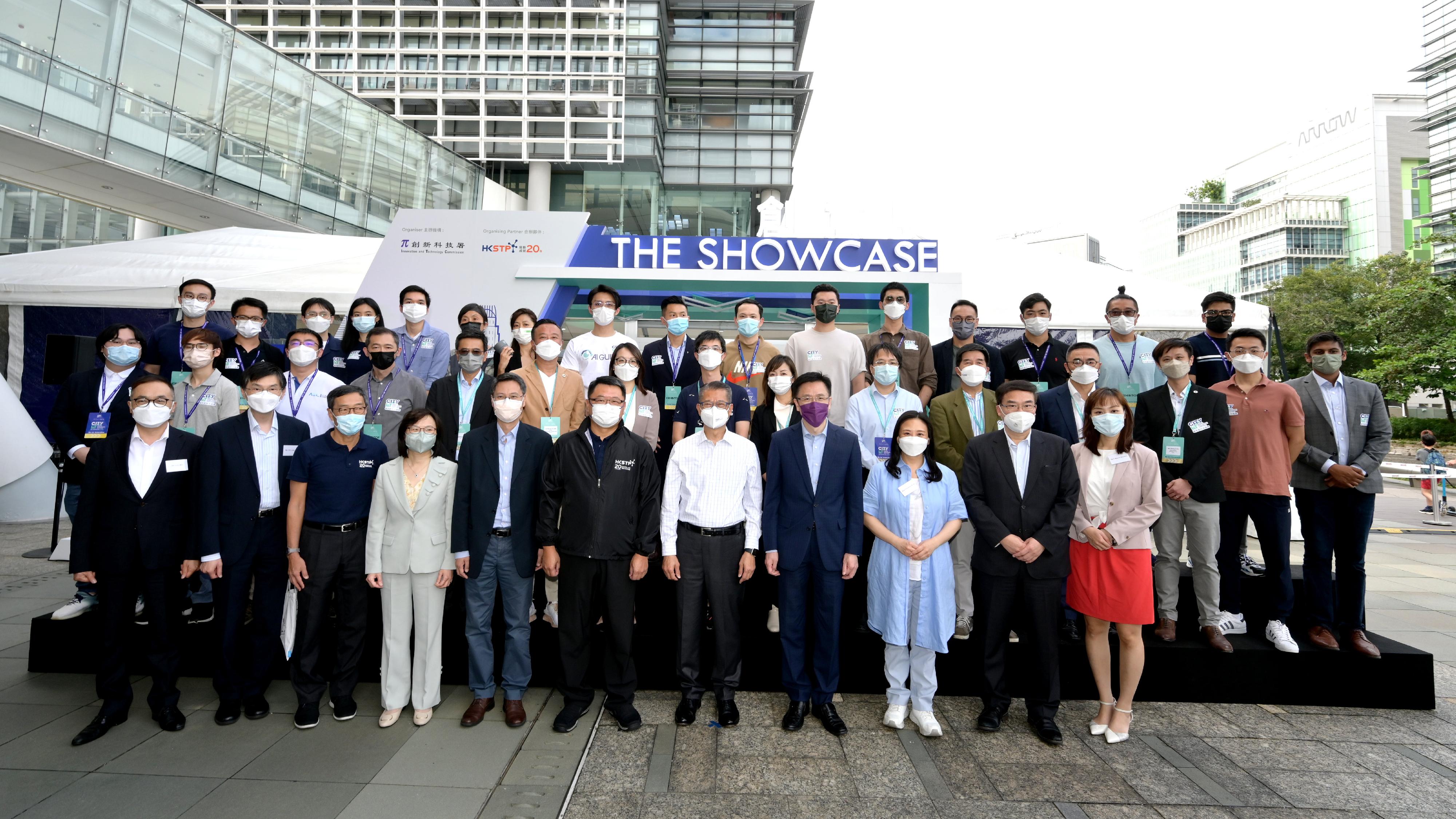 The Financial Secretary, Mr Paul Chan, attended the opening ceremony of InnoCarnival 2022 today (October 22). Photo shows Mr Chan (first row, fifth right) with members of the City I&T Grand Challenge Advisory Committee, Working Committee, and winners and other guests at the Showcase.