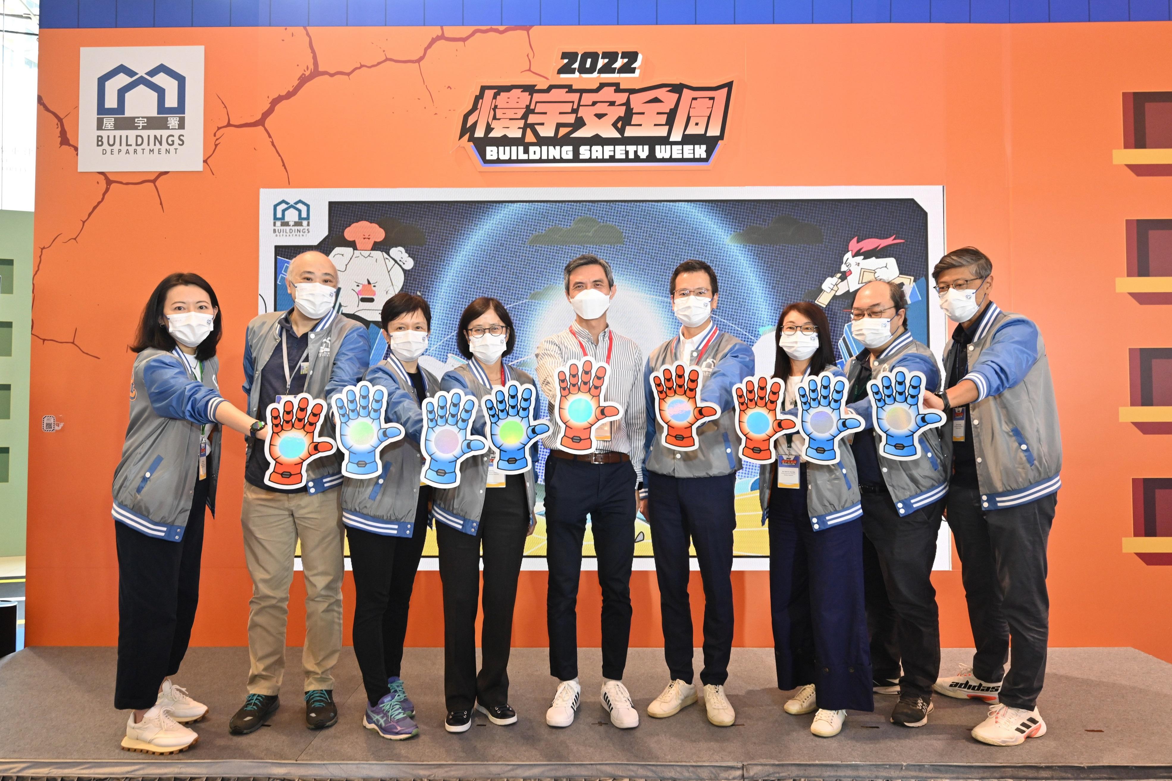 The Acting Permanent Secretary for Development (Planning and Lands), Mr Vic Yau (centre), and the Director of Buildings, Ms Clarice Yu (fourth left), accompanied by senior directorate officers of the Buildings Department kicked off the Building Safety Week 2022 in Tsuen Wan today (October 22).
