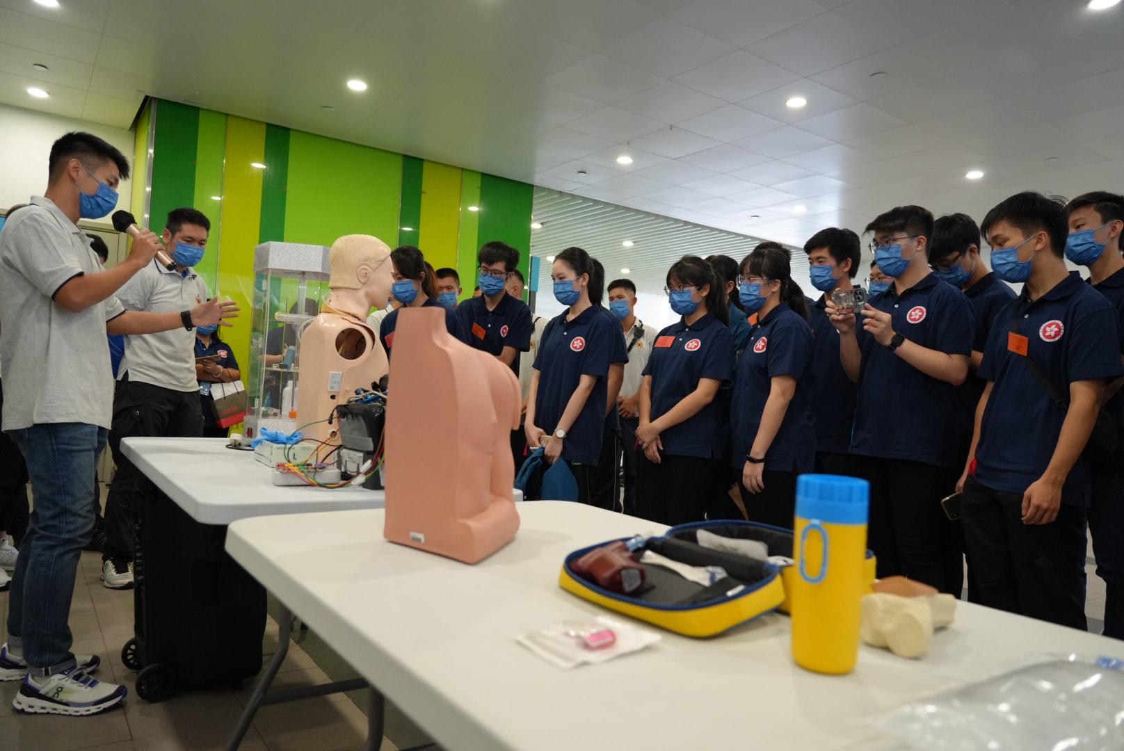 The Security Bureau today (October 22) held a two-day, one-night induction course at the Fire and Ambulance Services Academy in Tseung Kwan O for members of the Security Bureau Youth Uniformed Group Leaders Forum. Photo shows members of the Leaders Forum listened carefully to the staff of the Fire and Ambulance Services Academy explaining the use of ambulance equipment.

