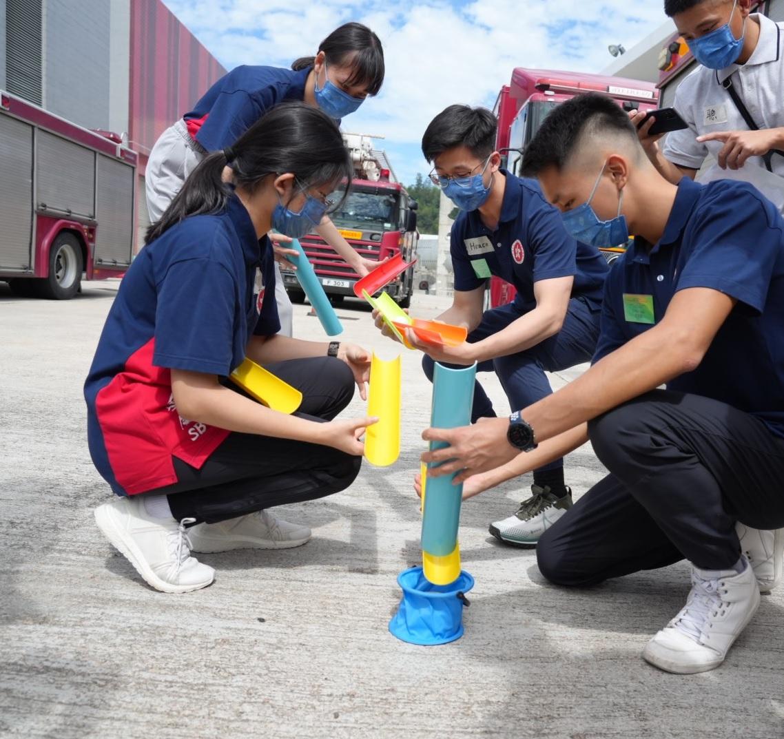 The Security Bureau today (October 22) held a two-day, one-night induction course at the Fire and Ambulance Services Academy in Tseung Kwan O for members of the Security Bureau Youth Uniformed Group Leaders Forum. Photo shows members of the Leaders Forum participating in the team building activity.
