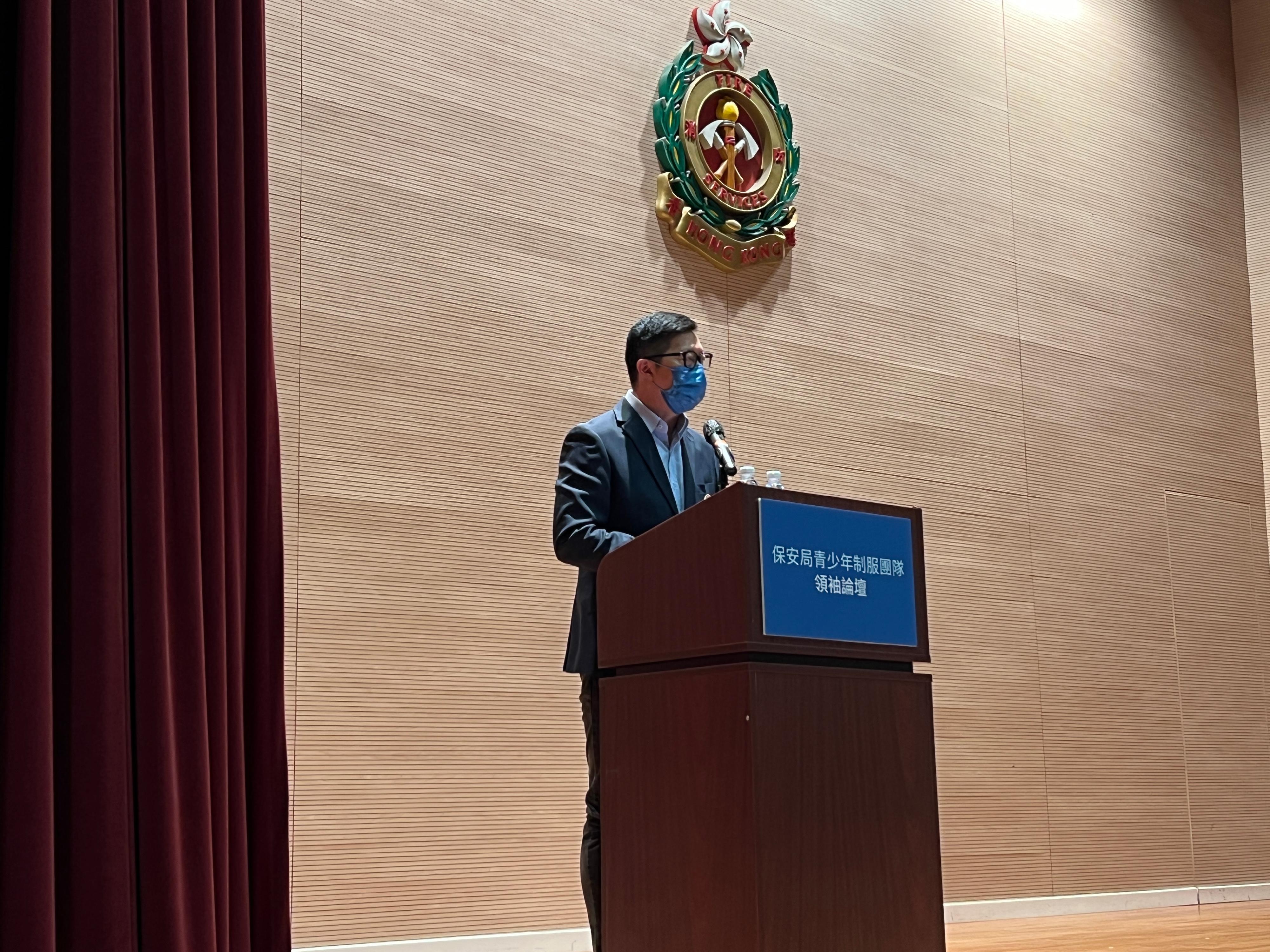 The Security Bureau today (October 22) held a two-day, one-night induction course at the Fire and Ambulance Services Academy in Tseung Kwan O for members of the Security Bureau Youth Uniformed Group Leaders Forum. Photo shows the Secretary for Security, Mr Tang Ping-keung sharing with members his experience in serving the community during his 30-odd years of public service.
