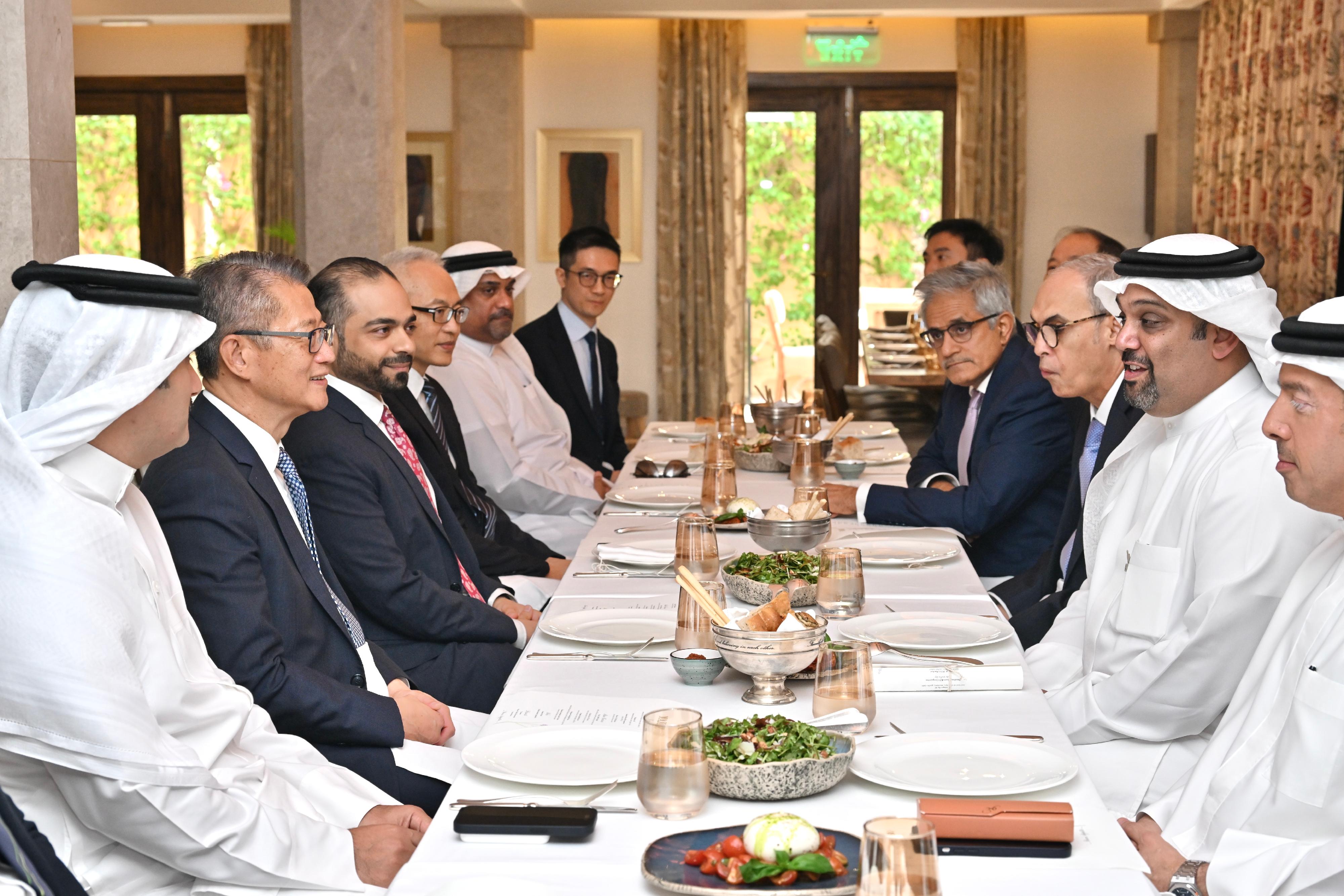 財政司司長陳茂波十月二十三日（巴林時間）展開巴林的訪問行程。圖示陳茂波（左二）與巴林財政與國民經濟部部長Sheikh Salman bin Khalifa Al Khalifa（右二）進行午餐會。
