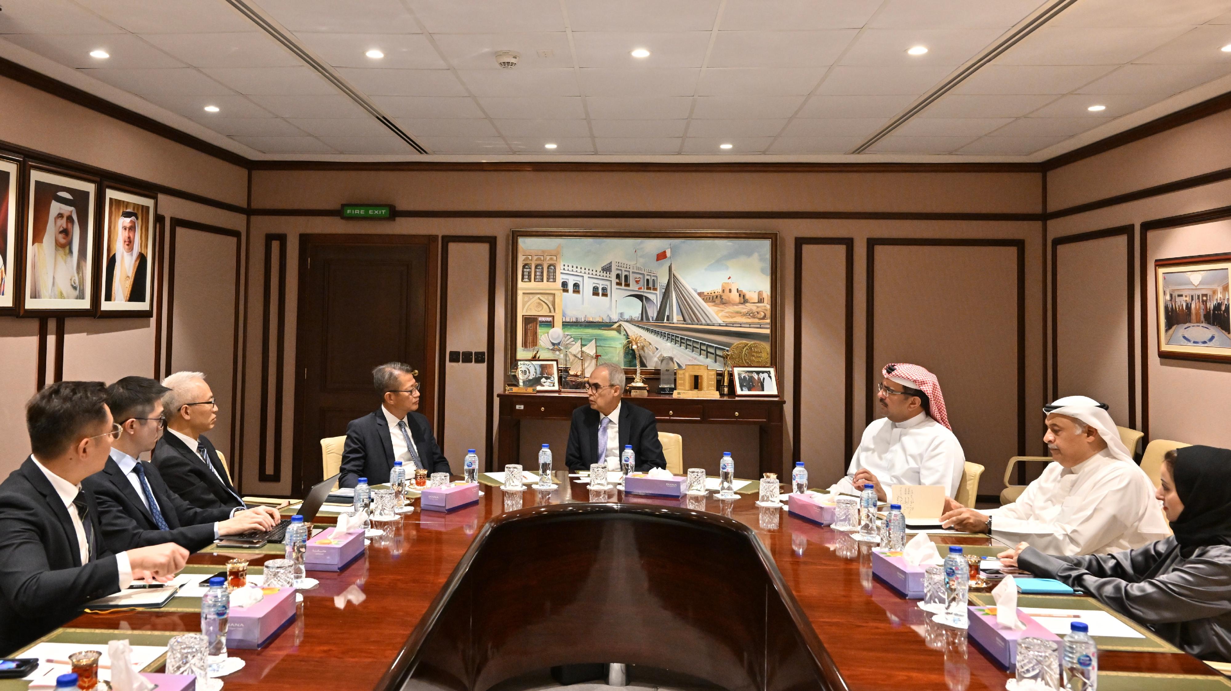 The Financial Secretary, Mr Paul Chan, kick started his official visit to Bahrain on October 23 (Bahrain time). Photo shows Mr Chan (fourth left) meeting with the Governor of the Central Bank of Bahrain, Mr Rasheed Mohammed Al Maraj (fourth right).