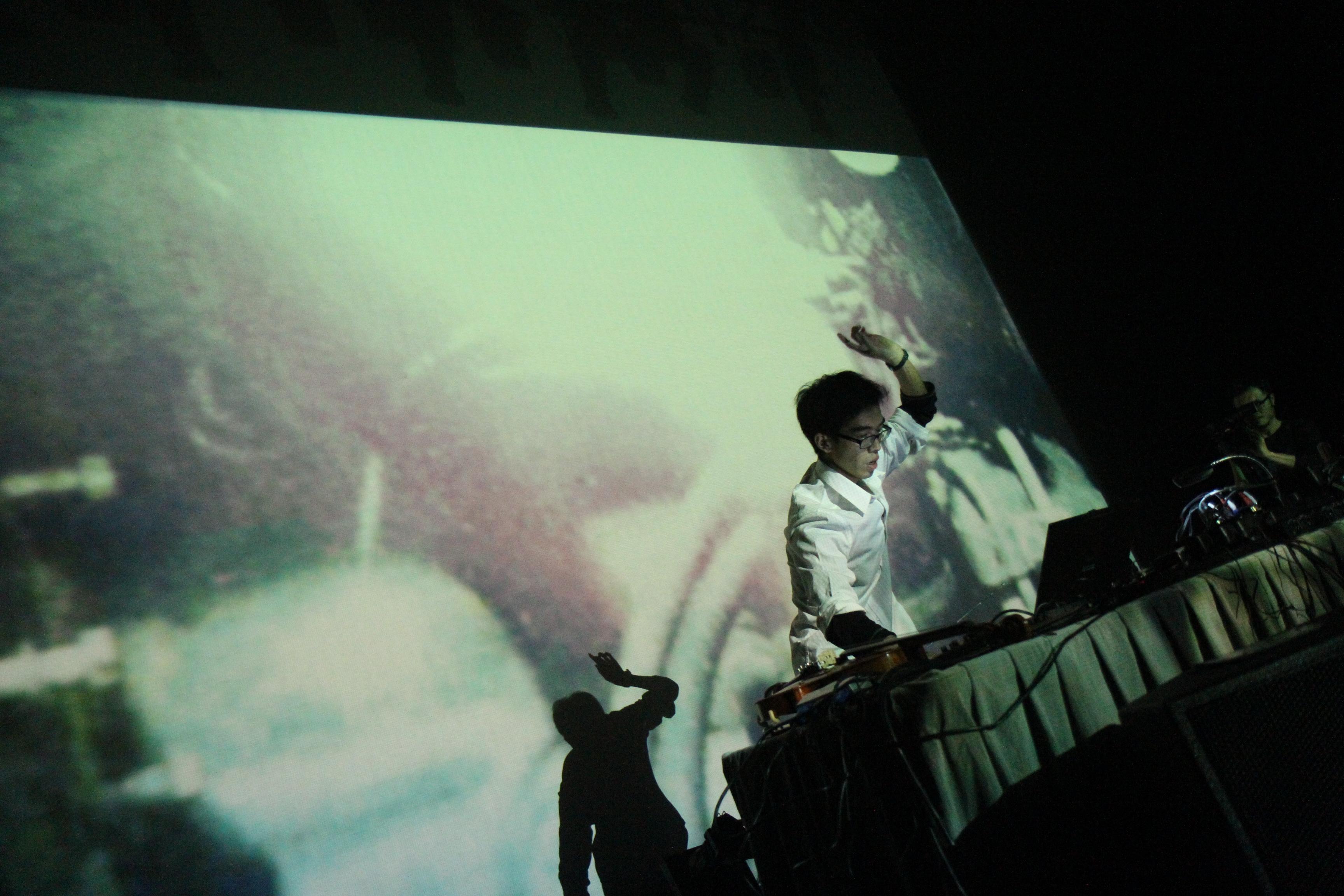 康樂及文化事務署主辦的「新視野藝術節」將於十一月帶來電子音樂家兼多媒體藝術家蔡世豪的跨媒體音樂會《地‧空‧演》。圖為蔡世豪，他將透過電子音樂及影像與觀眾探索宇宙。（圖片來源：Kenny Lam）


