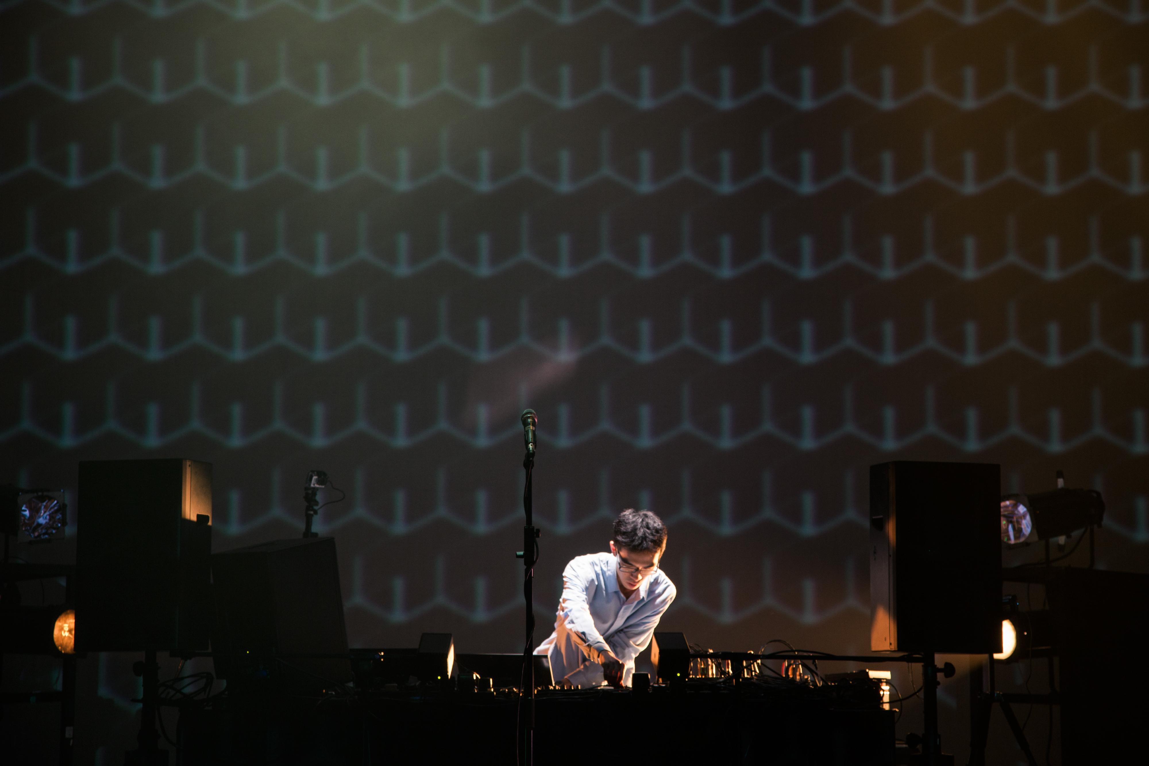 電子音樂家兼多媒體藝術家蔡世豪的跨媒體音樂會《地‧空‧演》將於十一月舉行。圖為蔡世豪，他在即將舉行的節目會帶來新曲和精選作品。（圖片來源：Max Chan）

