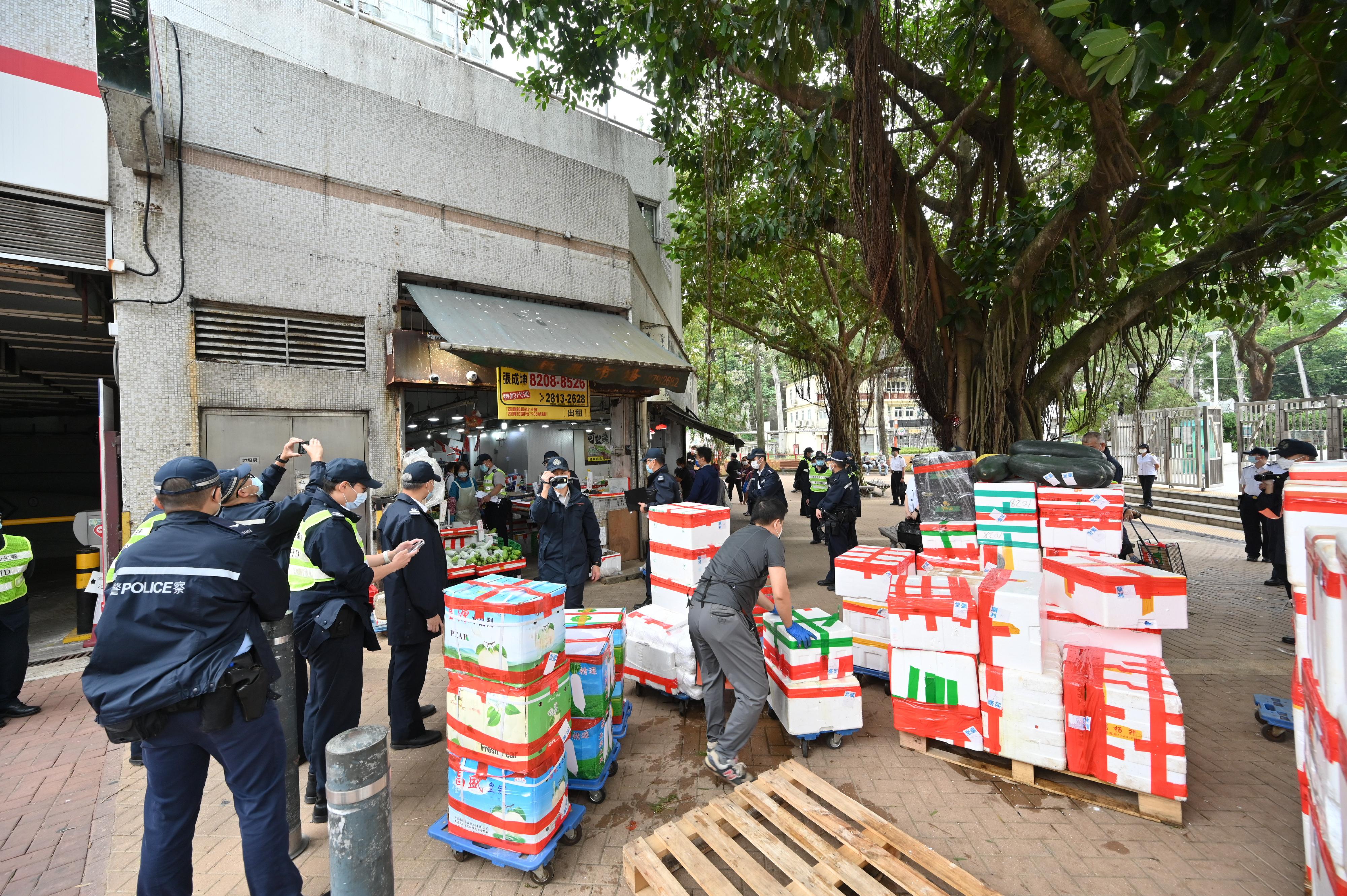 食物环境卫生署（食环署）发言人今日（十月二十四日）表示，食环署与香港警务处自十月三日起先后于各区展开连串严厉执法行动，打击非法店铺阻街活动。图示食环署和警方人员早前于西贡区采取行动。