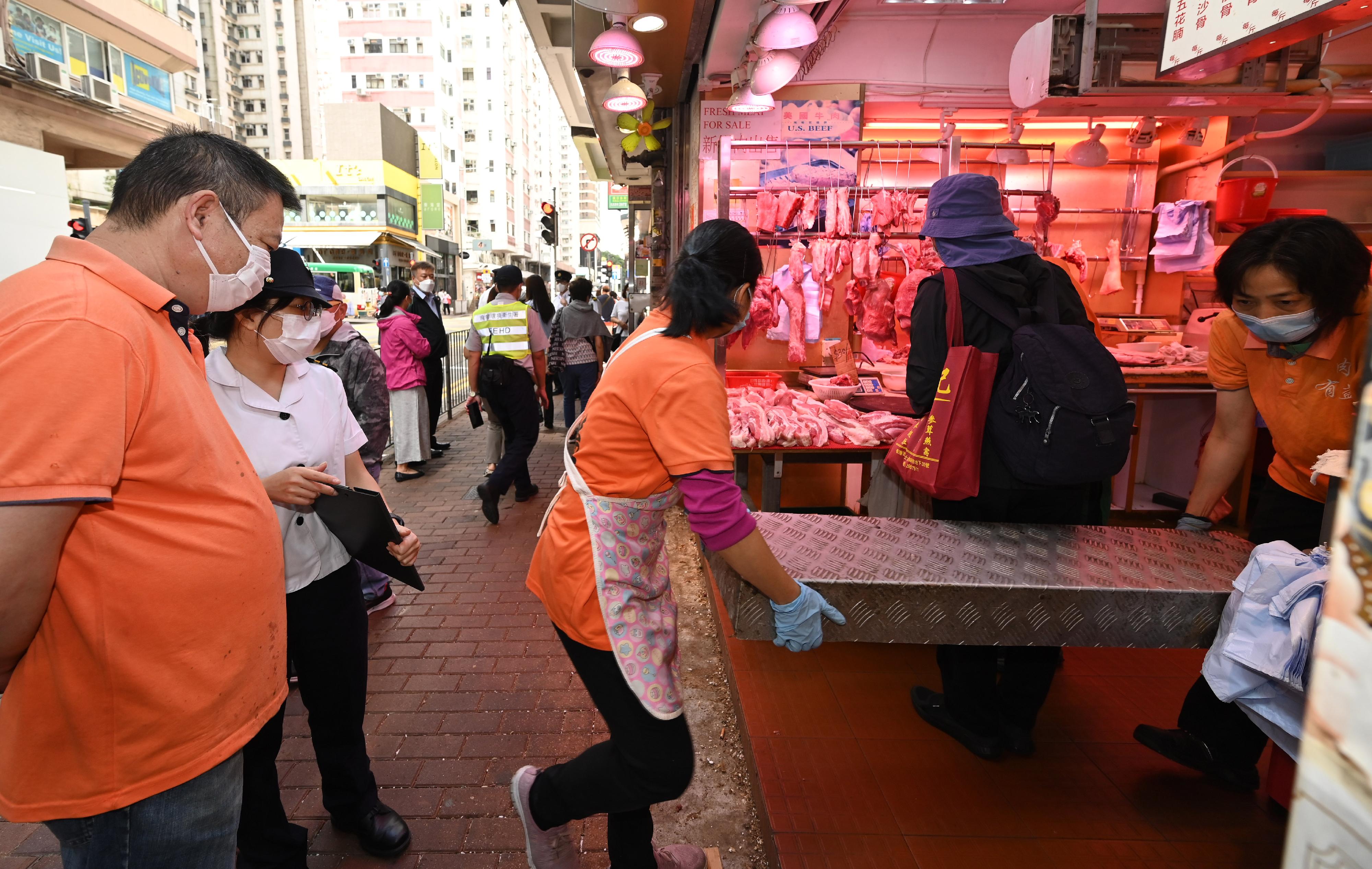 食物环境卫生署（食环署）发言人今日（十月二十四日）表示，食环署与香港警务处自十月三日起先后于各区展开连串严厉执法行动，打击非法店铺阻街活动。图示食环署人员早前于中西区采取行动。
