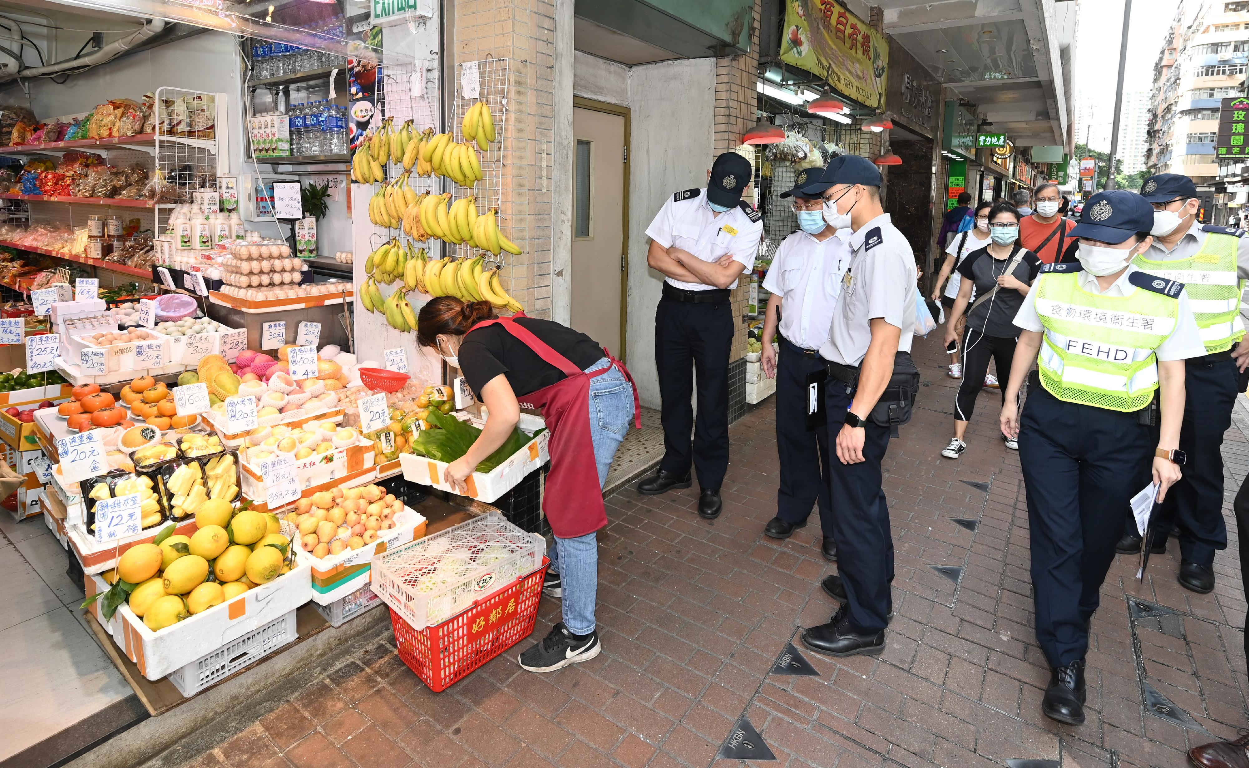 食物環境衞生署（食環署）發言人今日（十月二十四日）表示，食環署與香港警務處自十月三日起先後於各區展開連串嚴厲執法行動，打擊非法店鋪阻街活動。圖示食環署人員早前於中西區採取行動。

