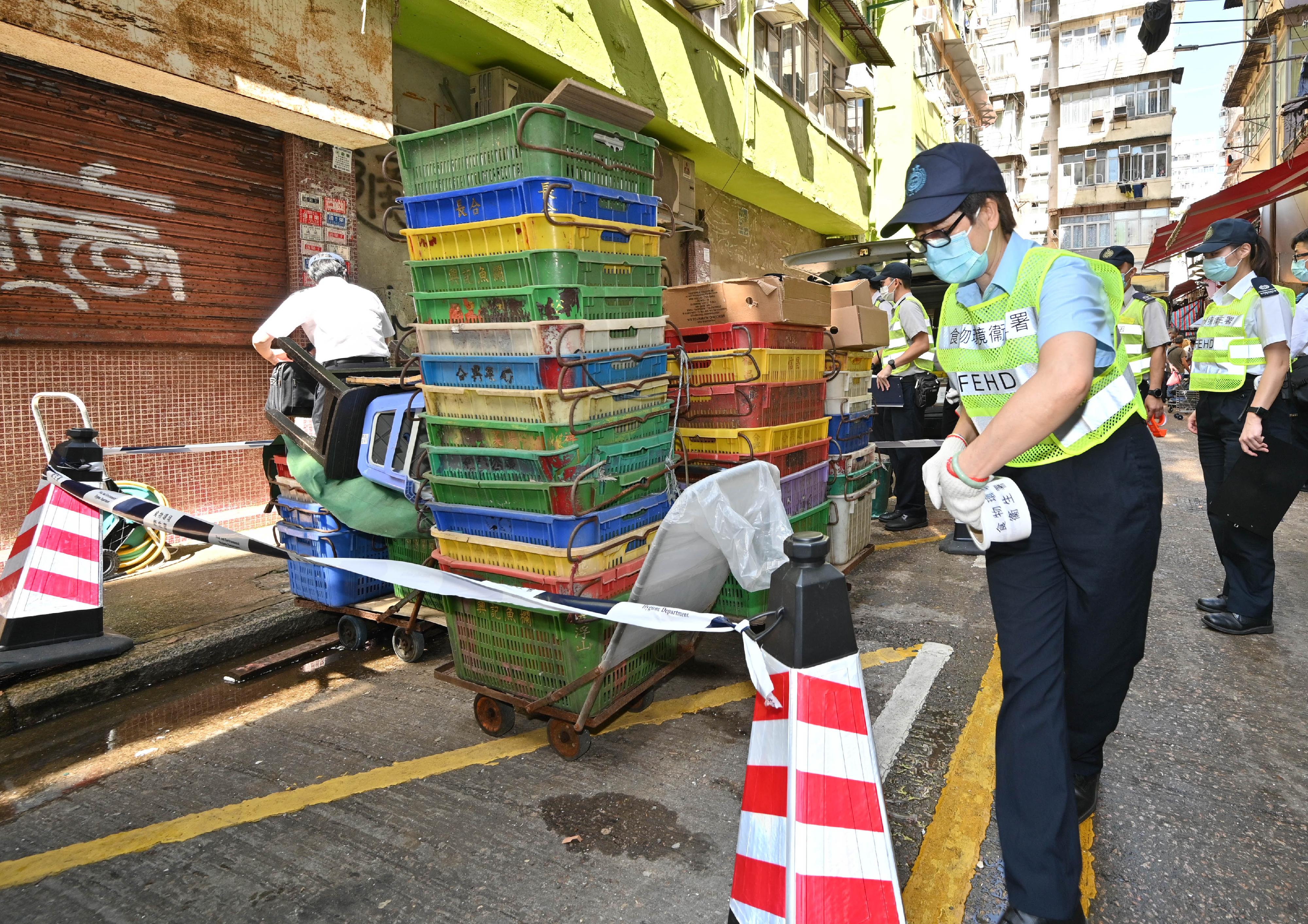 食物环境卫生署（食环署）发言人今日（十月二十四日）表示，食环署与香港警务处自十月三日起先后于各区展开连串严厉执法行动，打击非法店铺阻街活动。图示食环署人员早前于旺角区采取行动。