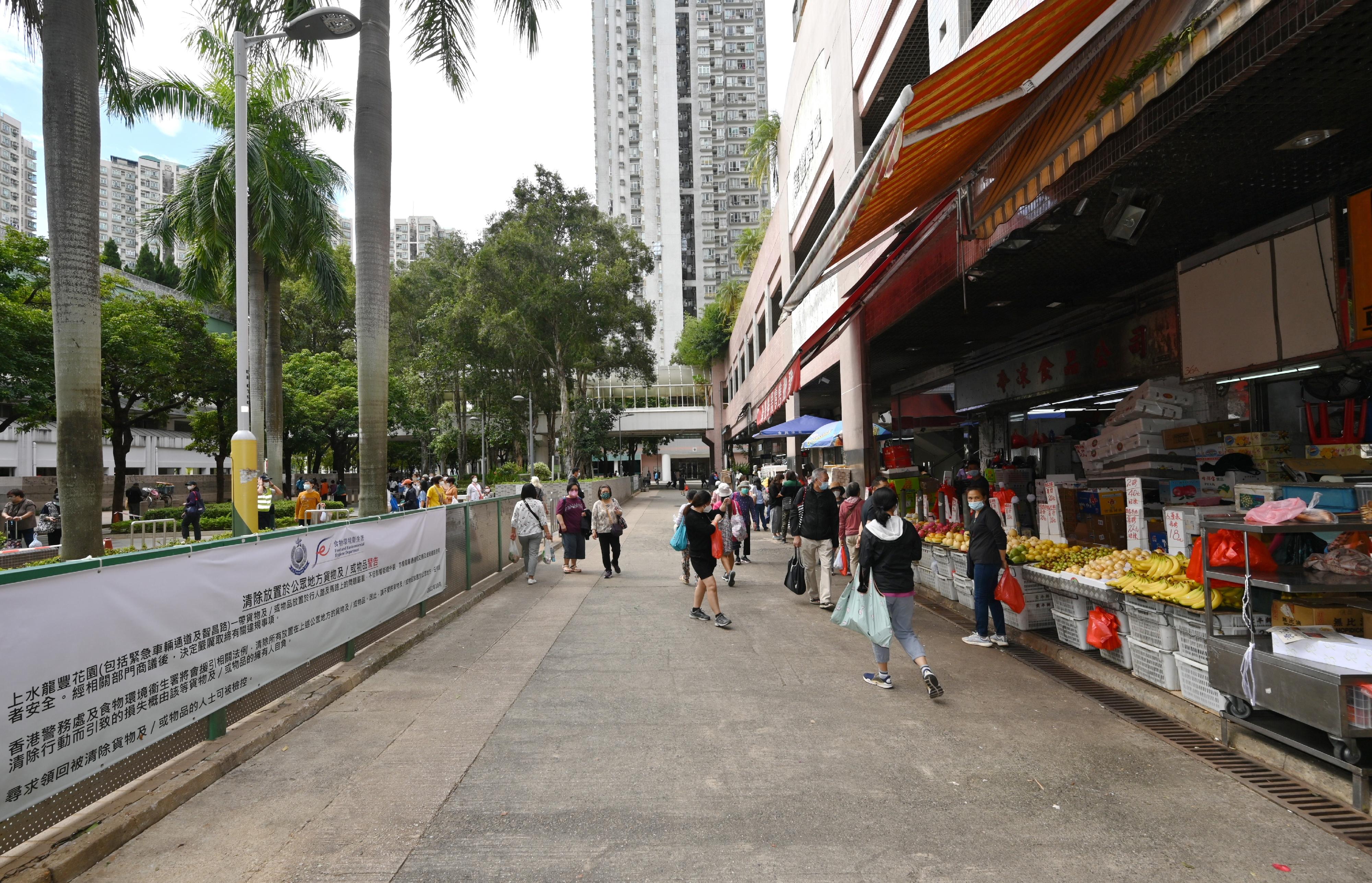 食物環境衞生署（食環署）發言人今日（十月二十四日）表示，食環署與香港警務處自十月三日起先後於各區展開連串嚴厲執法行動，打擊非法店鋪阻街活動。圖示上水區一條街道於聯合行動後的情況。