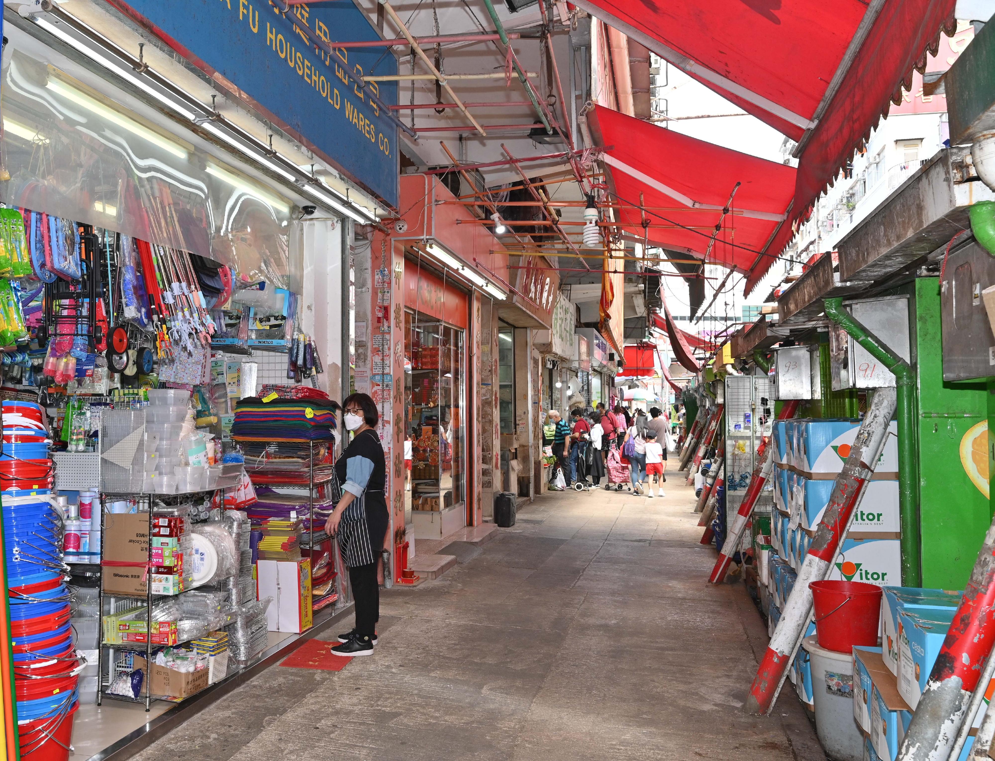 A spokesman for the Food and Environmental Hygiene Department (FEHD) said today (October 24) that the FEHD and the Hong Kong Police Force have conducted a series of stringent enforcement actions against illegal shop front extension activities in various districts since October 3. Photo shows the condition of a street in the Yau Tsim district after a joint operation.