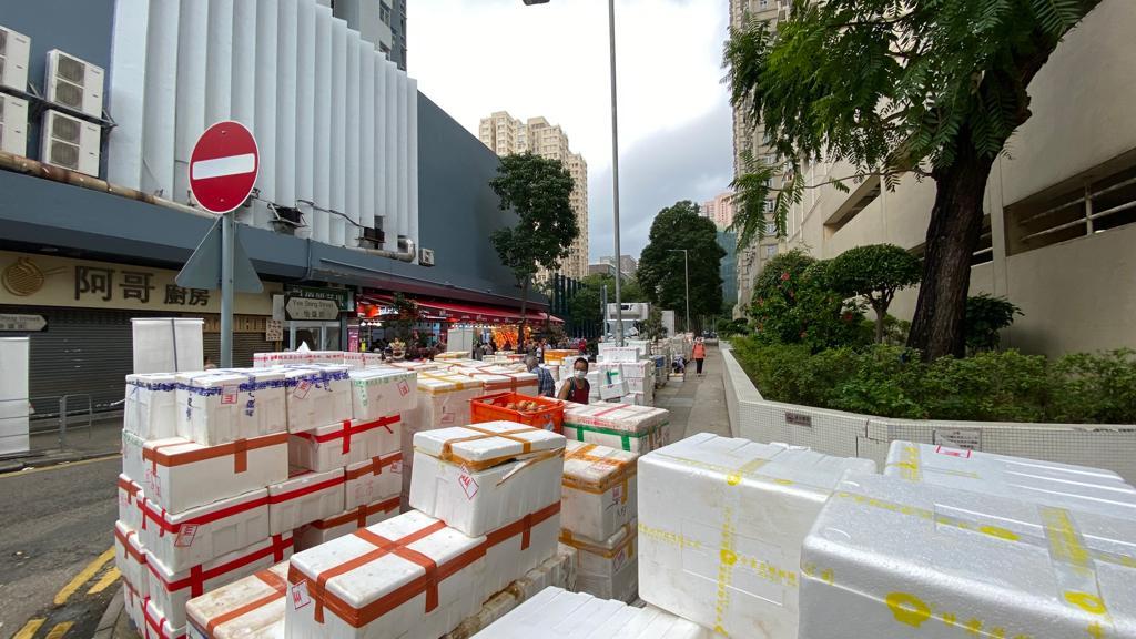 A spokesman for the Food and Environmental Hygiene Department (FEHD) said today (October 24) that the FEHD and the Hong Kong Police Force have conducted a series of stringent enforcement actions against illegal shop front extension activities in various districts since October 3. Photo shows the condition of Yee Shing Street in Chai Wan before the joint operations.
