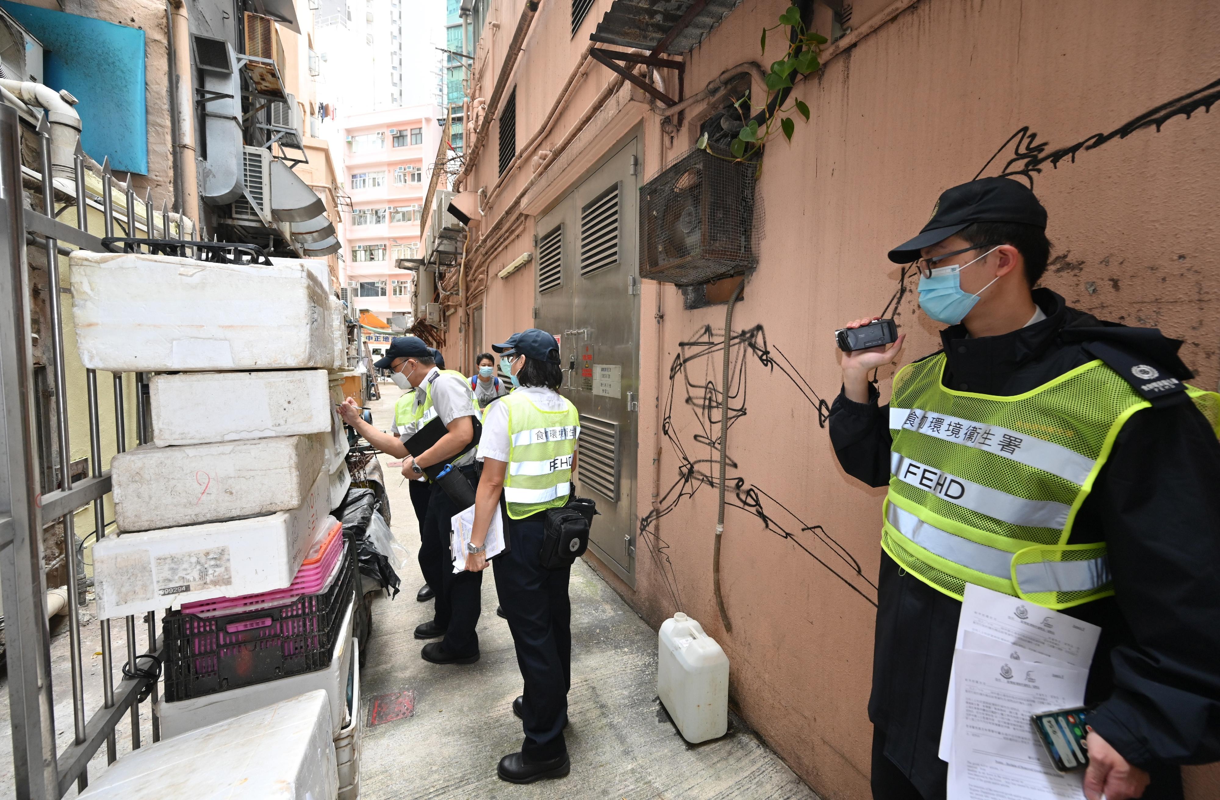A spokesman for the Food and Environmental Hygiene Department (FEHD) said today (October 24) that the FEHD and the Hong Kong Police Force have conducted a series of stringent enforcement actions against illegal shop front extension activities in various districts since October 3. Photo shows officers of the FEHD conducting an operation in Wan Chai District earlier.