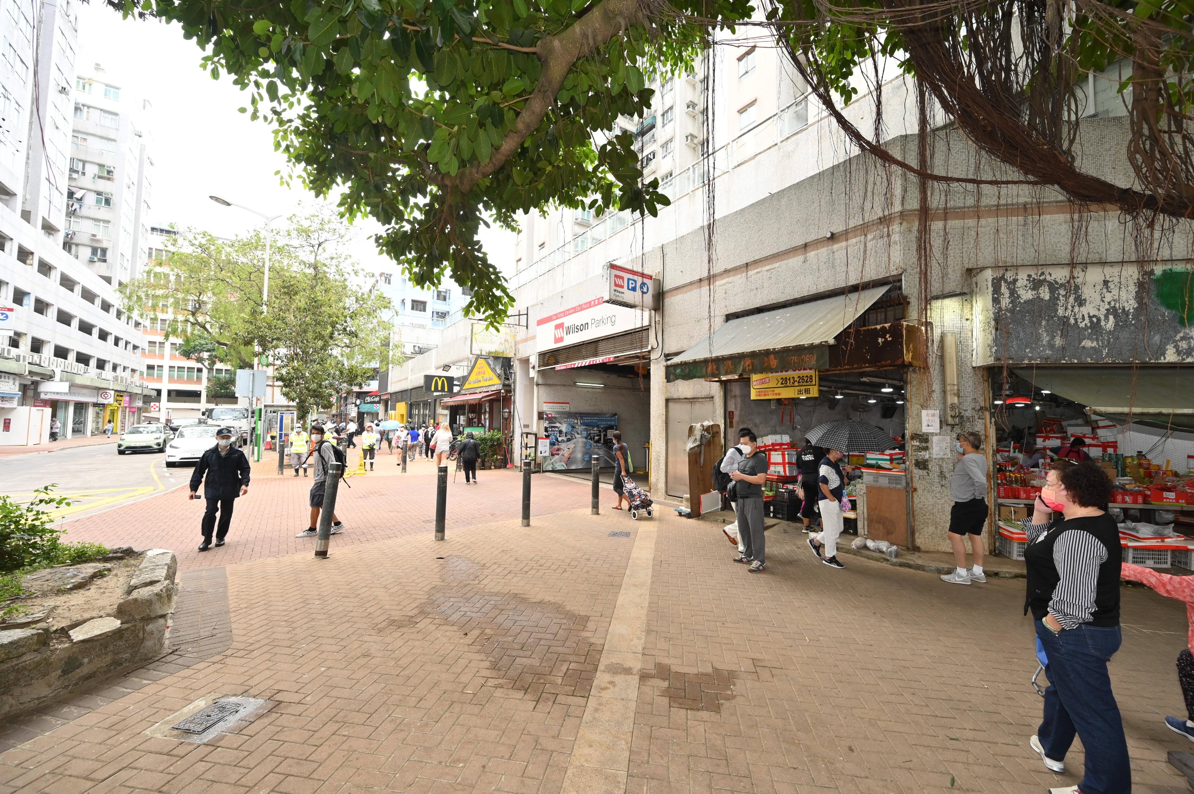 A spokesman for the Food and Environmental Hygiene Department (FEHD) said today (October 24) that the FEHD and the Hong Kong Police Force have conducted a series of stringent enforcement actions against illegal shop front extension activities in various districts since October 3. Photo shows the condition of a street in Sai Kung District after a joint operation.
