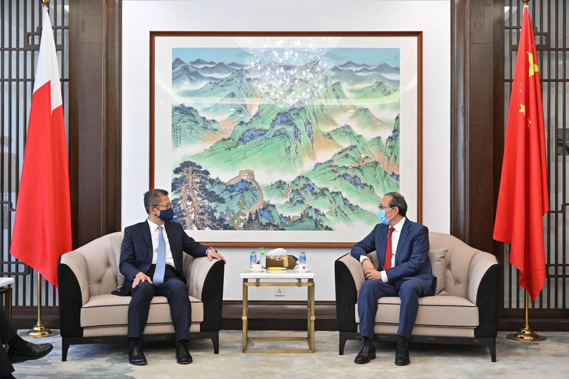財政司司長陳茂波昨日（十月二十四日，巴林時間）繼續巴林訪問行程。圖示陳茂波（左）禮節性拜會中華人民共和國駐巴林王國特命全權大使安瓦爾（右）。