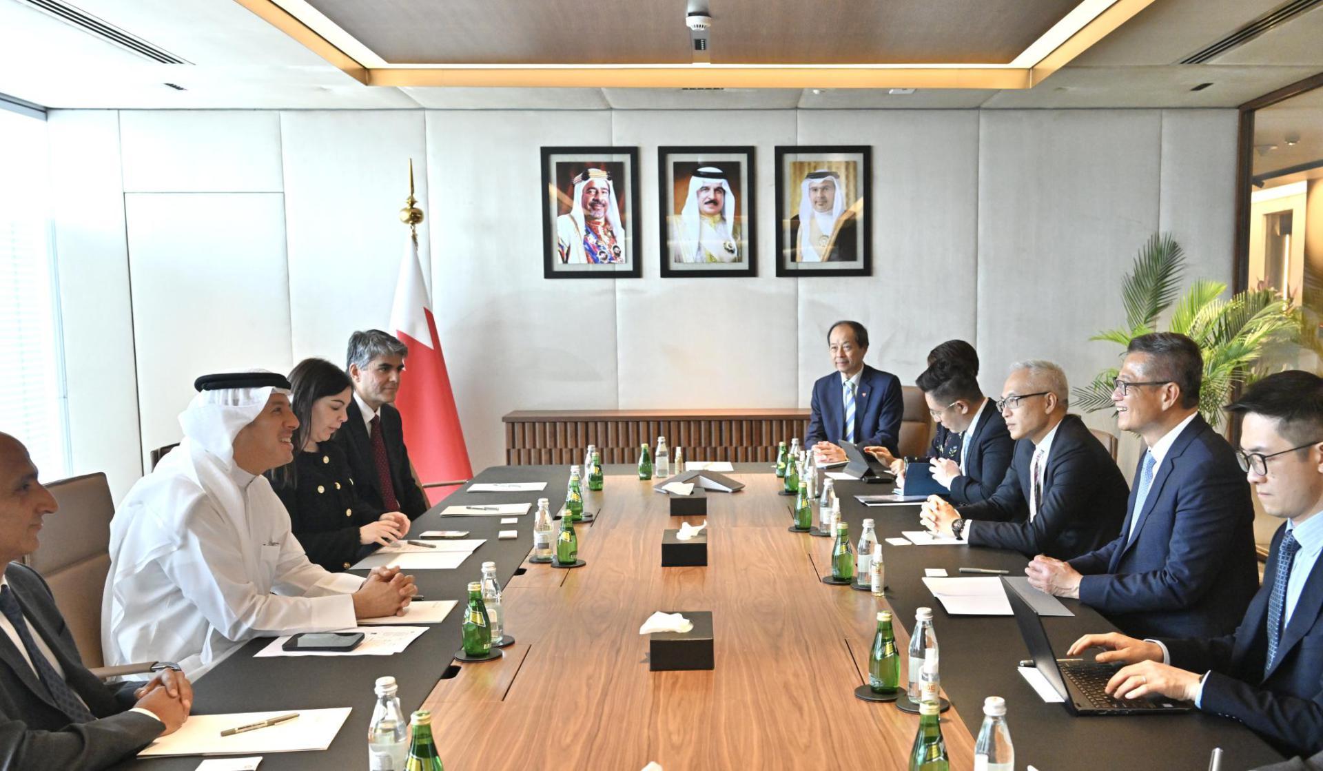 財政司司長陳茂波昨日（十月二十四日，巴林時間）繼續巴林訪問行程。圖示陳茂波（右二）與巴林王國主權財富基金Mumtalakat行政總裁Khalid Al Rumaihi（左二）會面。
