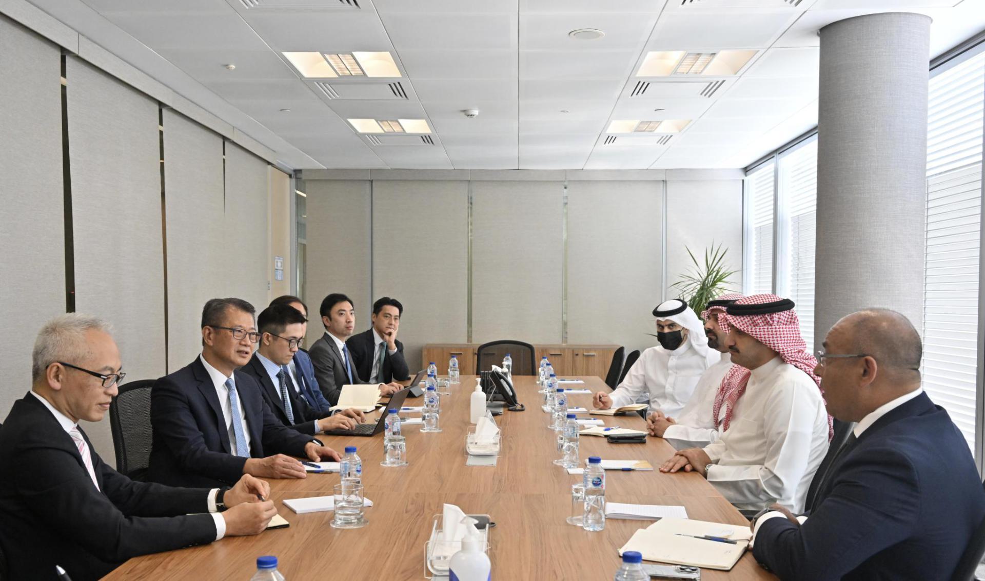 財政司司長陳茂波昨日（十月二十四日，巴林時間）繼續巴林訪問行程。圖示陳茂波（左二）與Osool資產管理公司行政總裁Sheikh Abdulla bin Khalifa Al Khalifa（右二）會面。