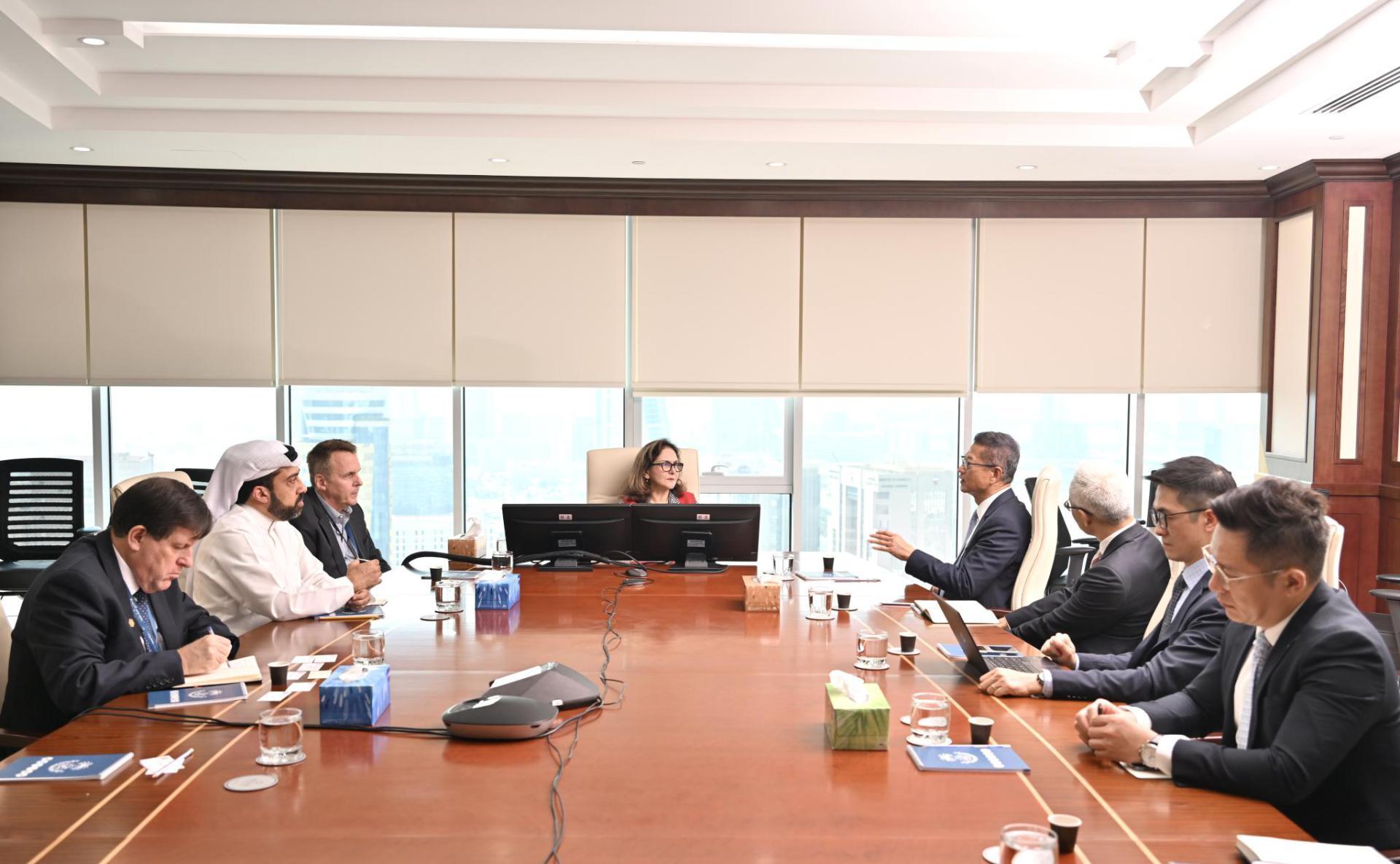 財政司司長陳茂波昨日（十月二十四日，巴林時間）繼續巴林訪問行程。陳茂波（右四）拜訪巴林的家族集團YBA Kanoo Group，並向集團介紹香港作為國際金融中心的優勢和投資機會。