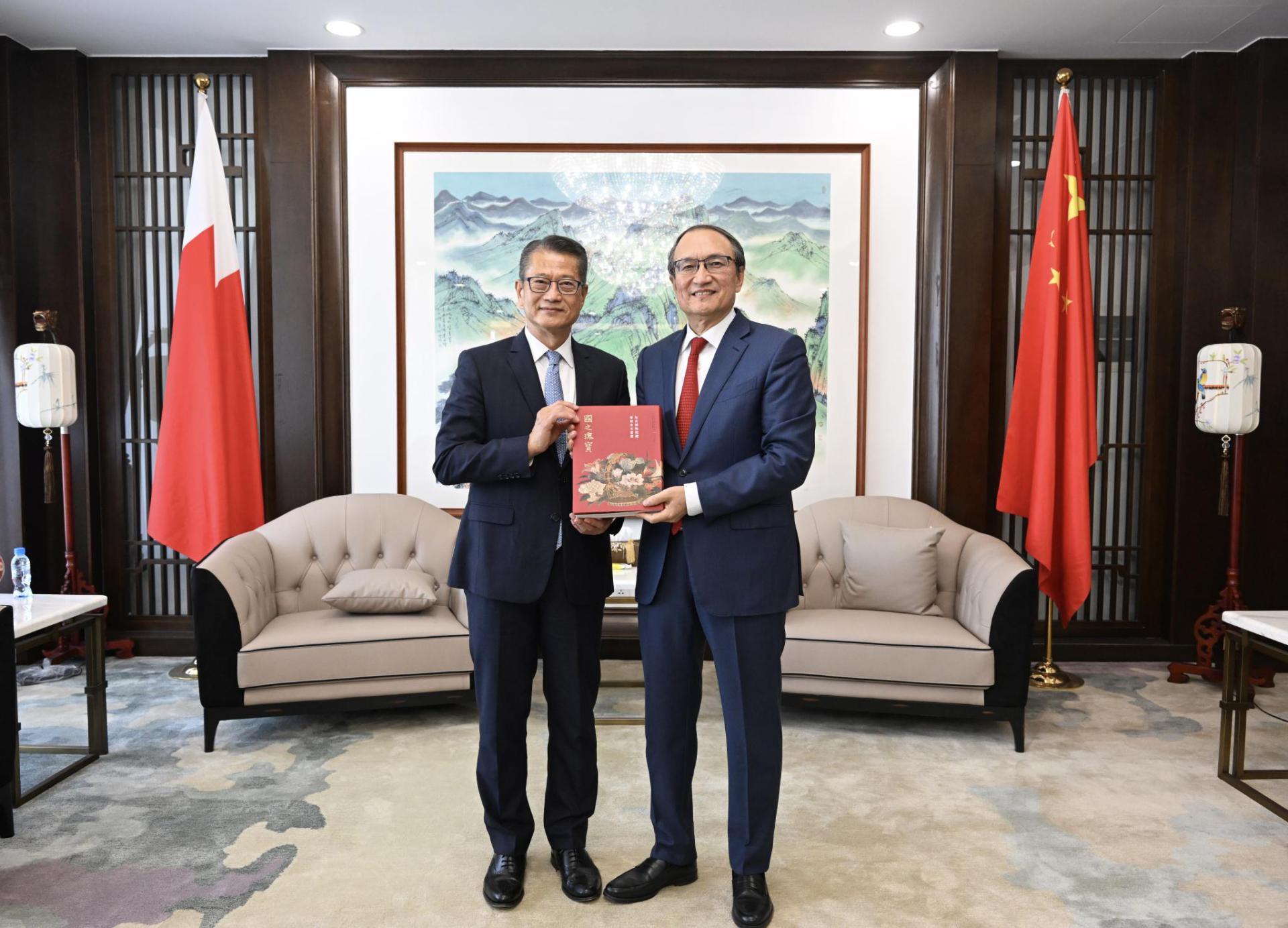The Financial Secretary, Mr Paul Chan, continued his visit to Bahrain yesterday (October 24, Bahrain time). Photo shows Mr Chan (left) paying a courtesy call to the Ambassador Extraordinary and Plenipotentiary of the People's Republic of China to the Kingdom of Bahrain, Mr An Wa'er (right).
