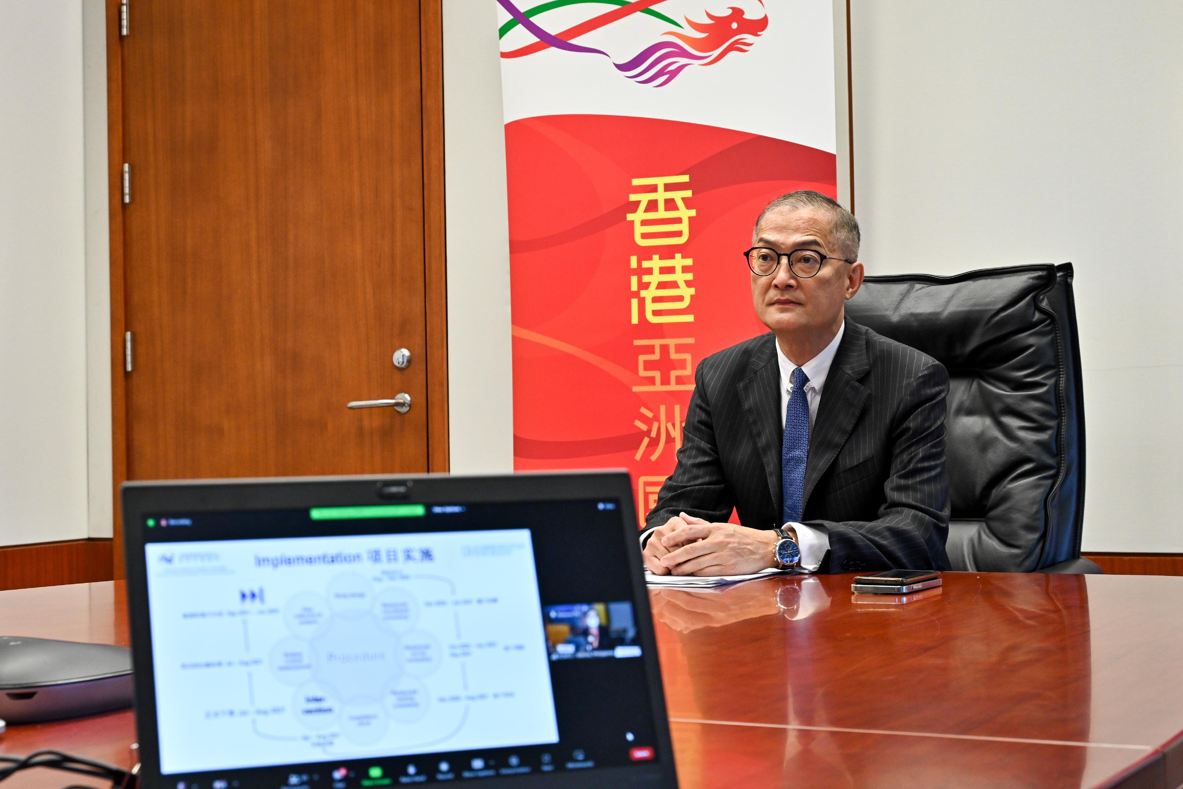 The Secretary for Health, Professor Lo Chung-mau, joined a panel discussion at the meeting of the 73rd session of the World Health Organization Regional Committee for the Western Pacific today (October 25) via video conferencing.