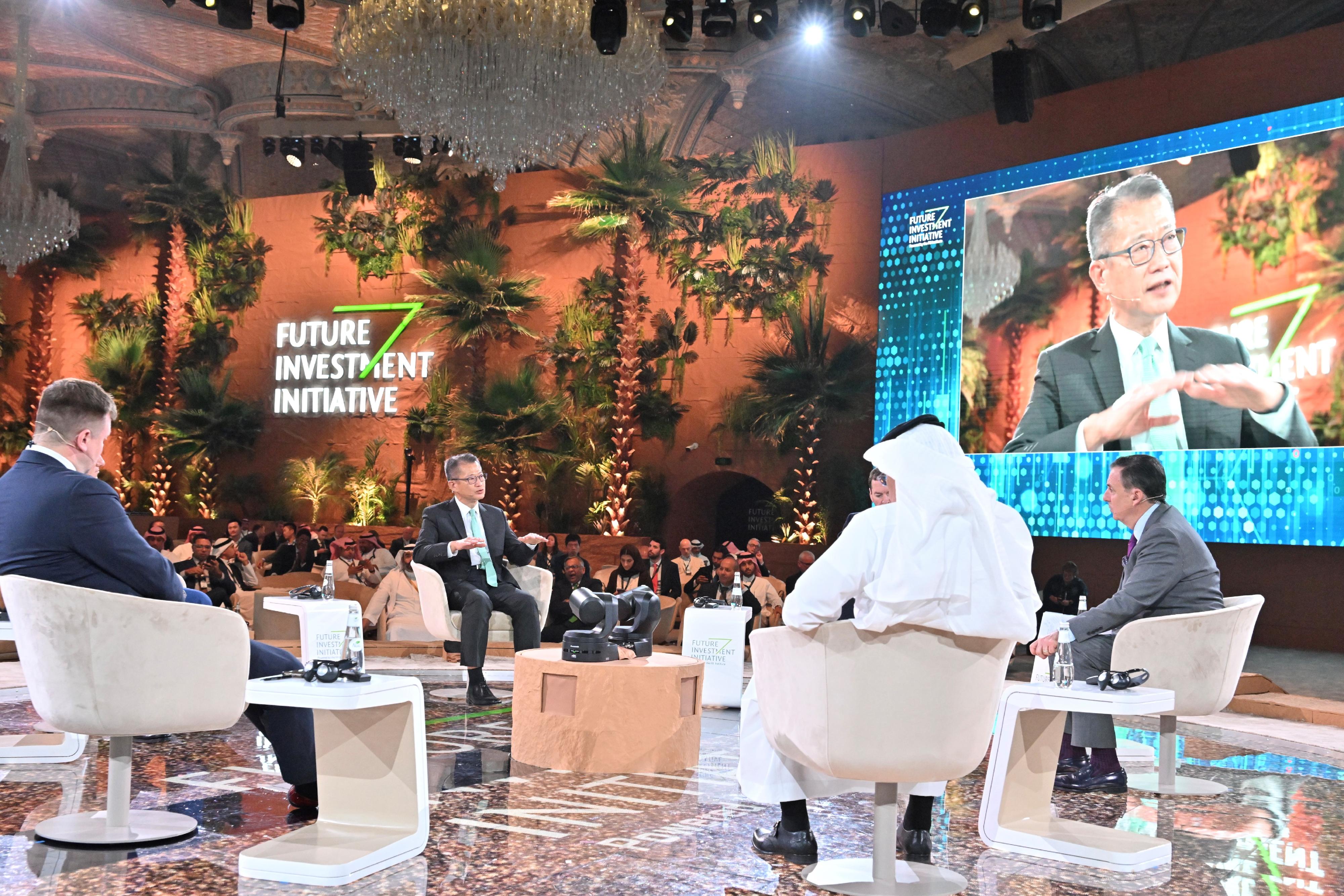 財政司司長陳茂波昨日（十月二十五日，沙特阿拉伯時間）展開沙特阿拉伯的訪問行程。陳茂波（左二）早上出席在利雅德舉行的第六屆「未來投資倡議大會」，並在題為「新環球秩序：政府的觀點」的主題論壇擔任講者。