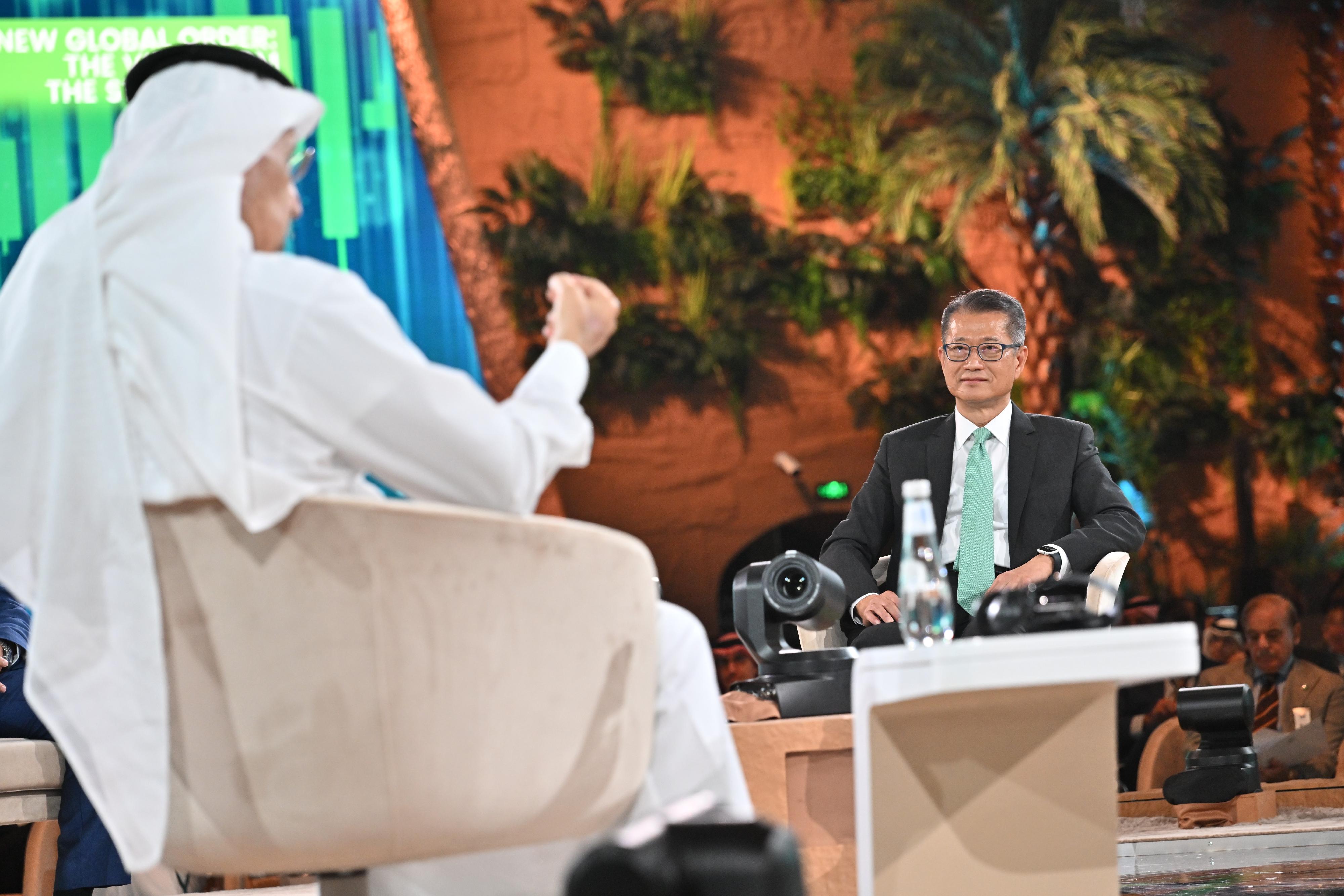 財政司司長陳茂波昨日（十月二十五日，沙特阿拉伯時間）展開沙特阿拉伯的訪問行程。陳茂波（右）早上出席在利雅德舉行的第六屆「未來投資倡議大會」，並在題為「新環球秩序：政府的觀點」的主題論壇擔任講者。