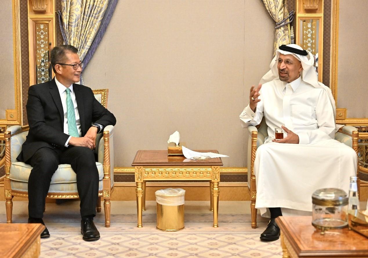 財政司司長陳茂波昨日（十月二十五日，沙特阿拉伯時間）展開沙特阿拉伯的訪問行程。圖示陳茂波（左）與沙特阿拉伯投資部長Khalid Al-Falih（右）會面。