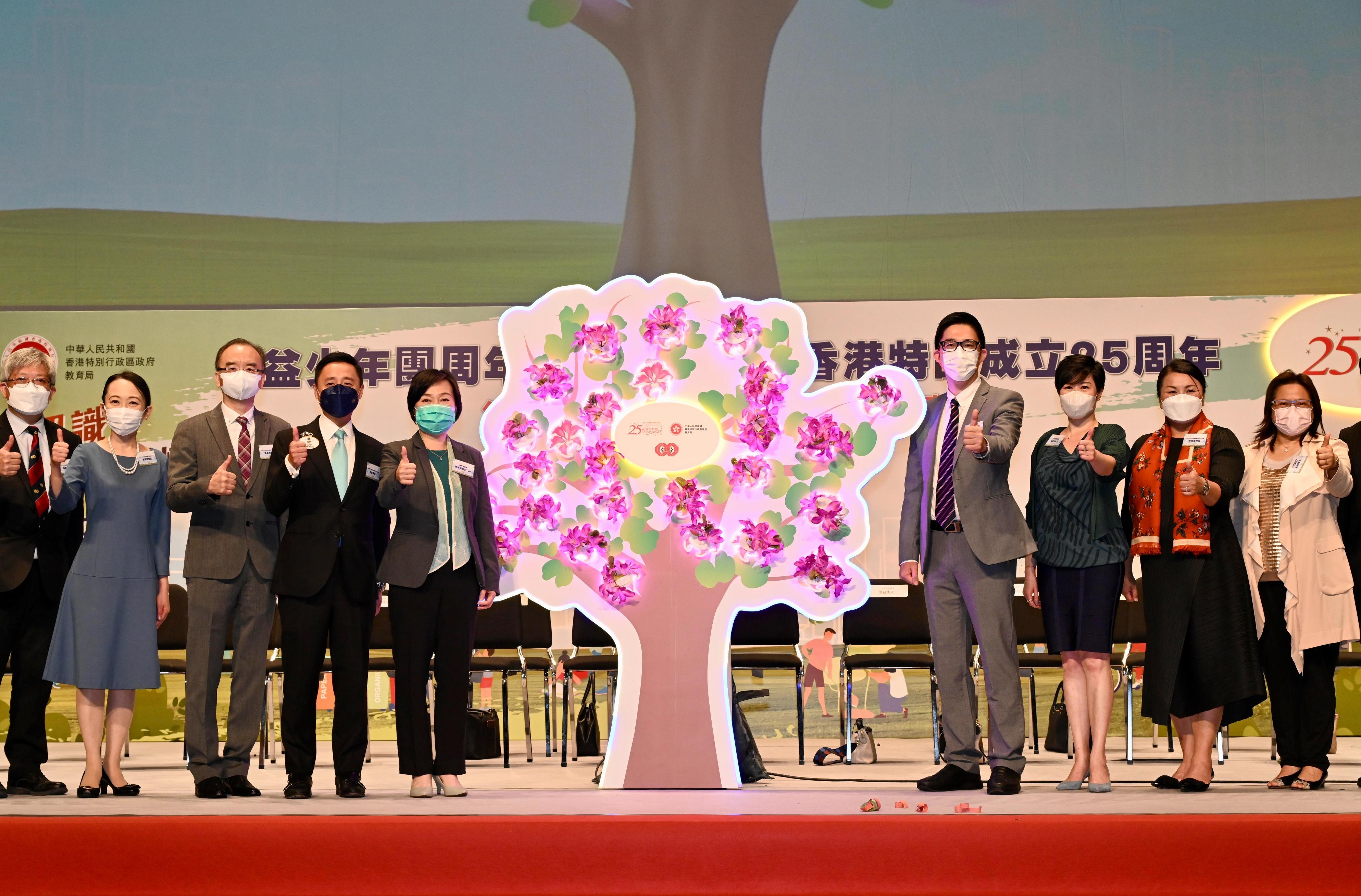 教育局局長蔡若蓮博士（左五）今日（十月二十六日）在「公益少年團周年大會操暨慶祝香港特區成立二十五周年」聯同其他嘉賓主持亮燈儀式。  

