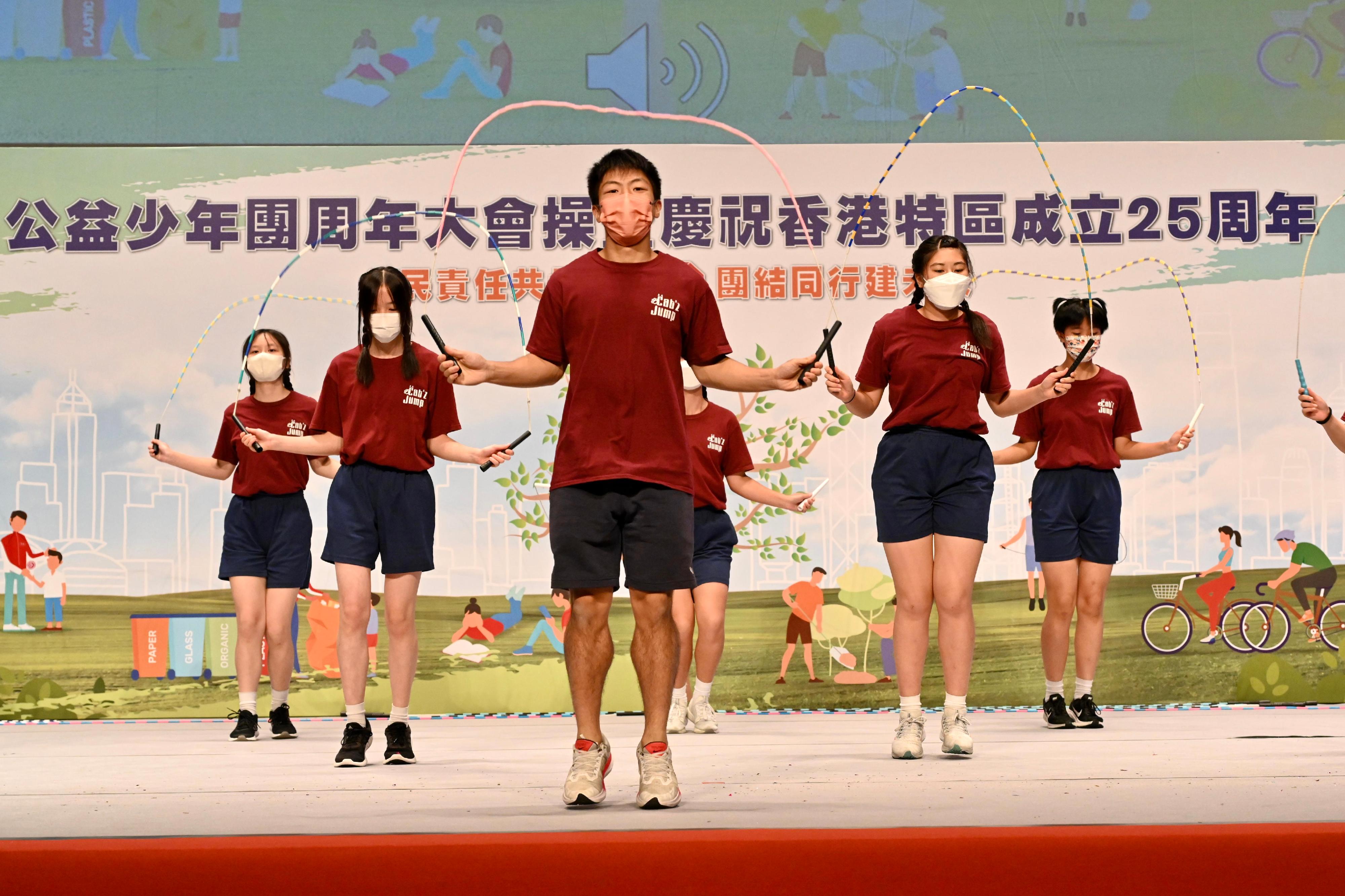 公益少年團大使何柱霆（前排中）今日（十月二十六日）在「公益少年團周年大會操暨慶祝香港特區成立二十五周年」帶領一眾學生表演充滿動感的花式跳繩。

