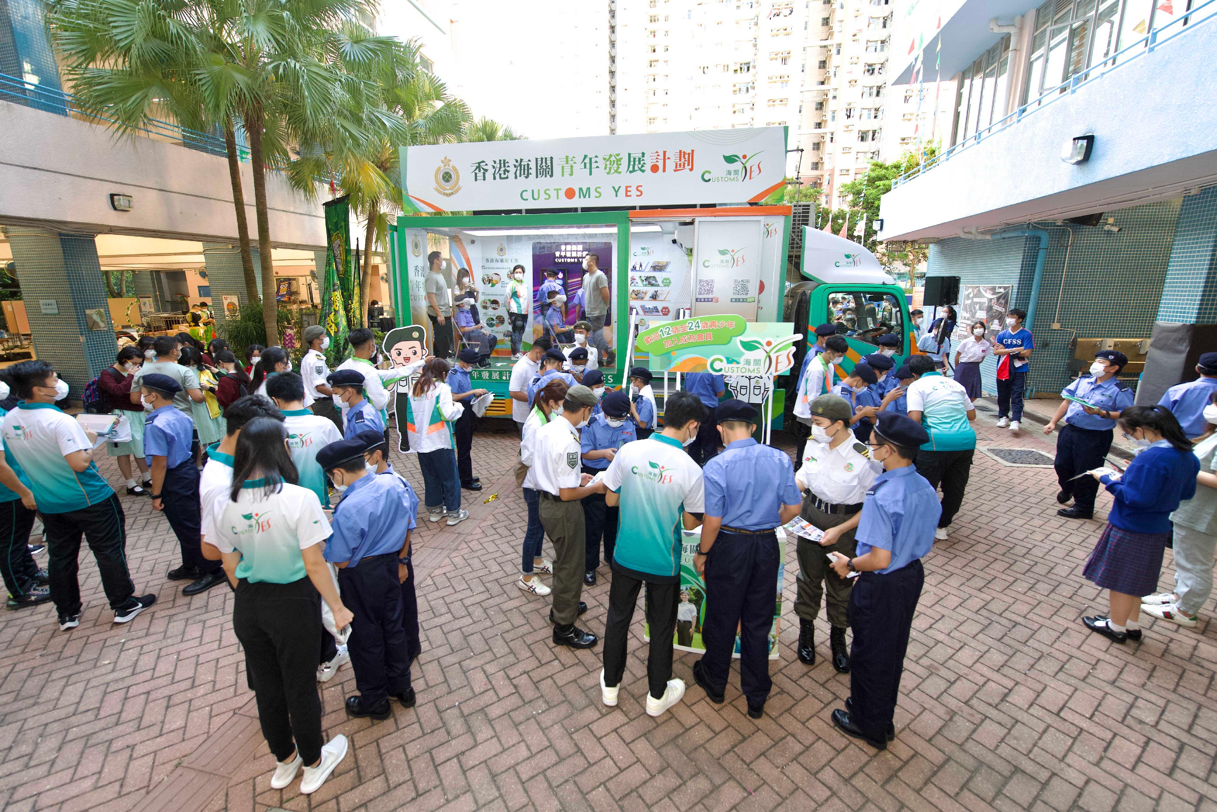 ​香港海關今日（十月二十六日）在中華基金中學舉行「Customs YES宣傳車」啓動典禮，標誌着海關不遺餘力加強青年工作，讓青少年對海關的工作有更深入的認識。圖示學生即場登記成為「Customs YES」的會員。