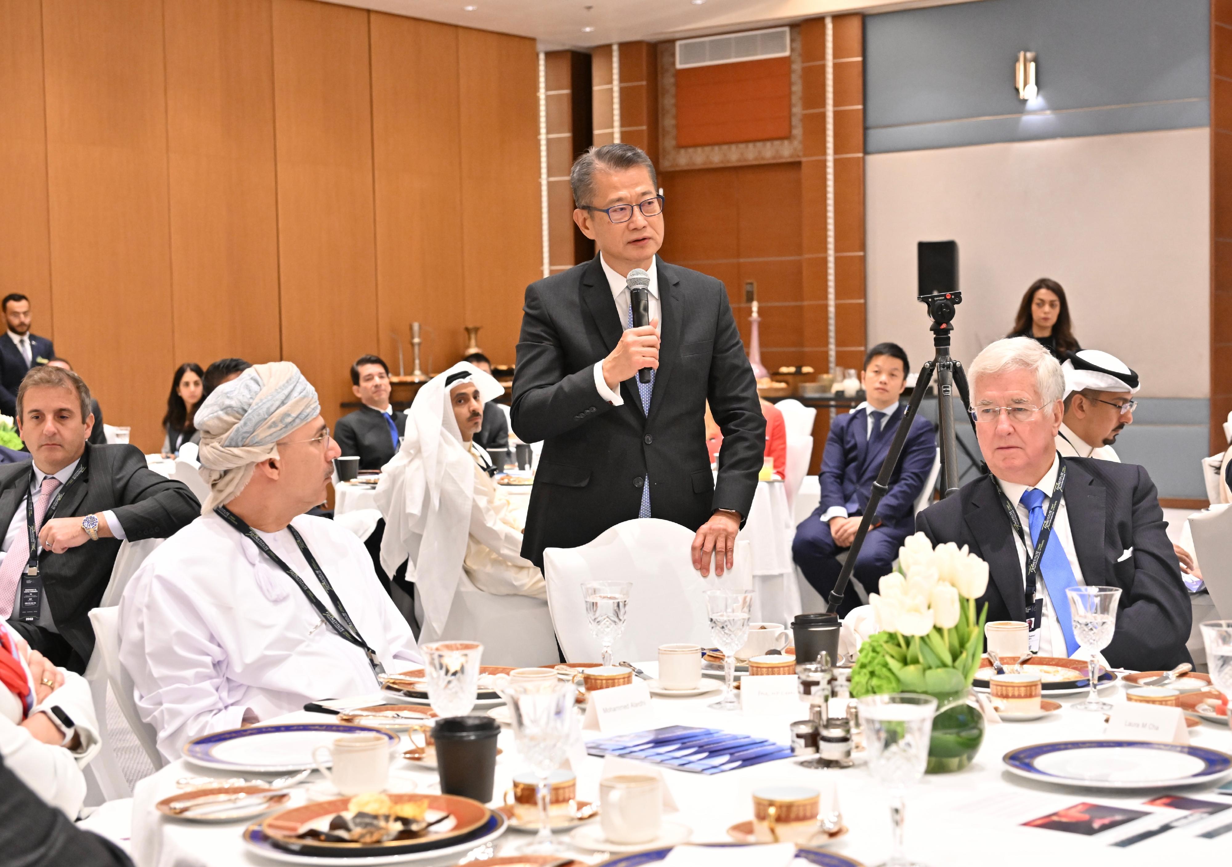 The Financial Secretary, Mr Paul Chan, is continuing his visit to Riyadh, Saudi Arabia today (October 26, Saudi Arabia time). Mr Chan attended a breakfast seminar jointly organised by the Hong Kong Economic and Trade Office in Dubai and the Hong Kong Exchanges and Clearing Limited. Photo shows Mr Chan exchanging views with participants.