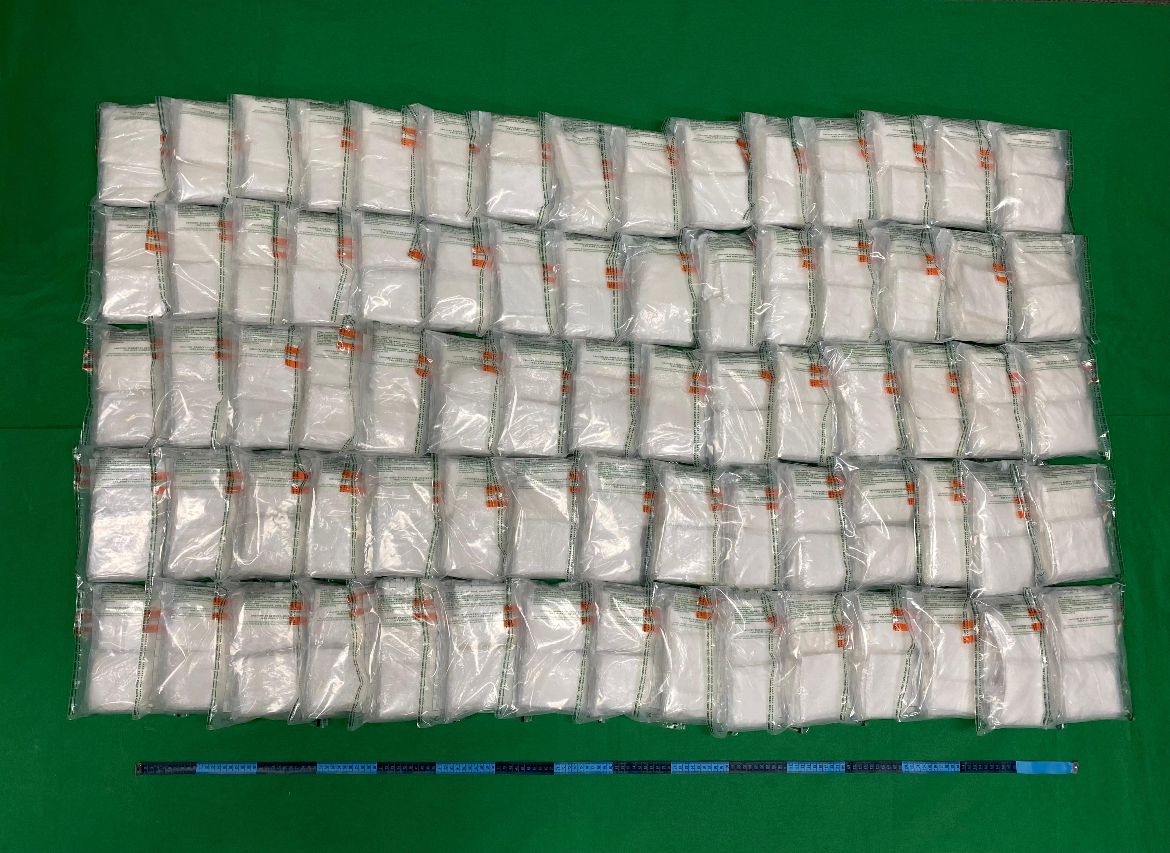 香港海关过去两日（十月二十四日和二十五日）在香港国际机场侦破三宗毒品案件，检获约三十公斤怀疑氯胺酮、约三公斤怀疑冰毒及约五百克怀疑可卡因，估计市值共约二千万元。图示检获的怀疑氯胺酮。