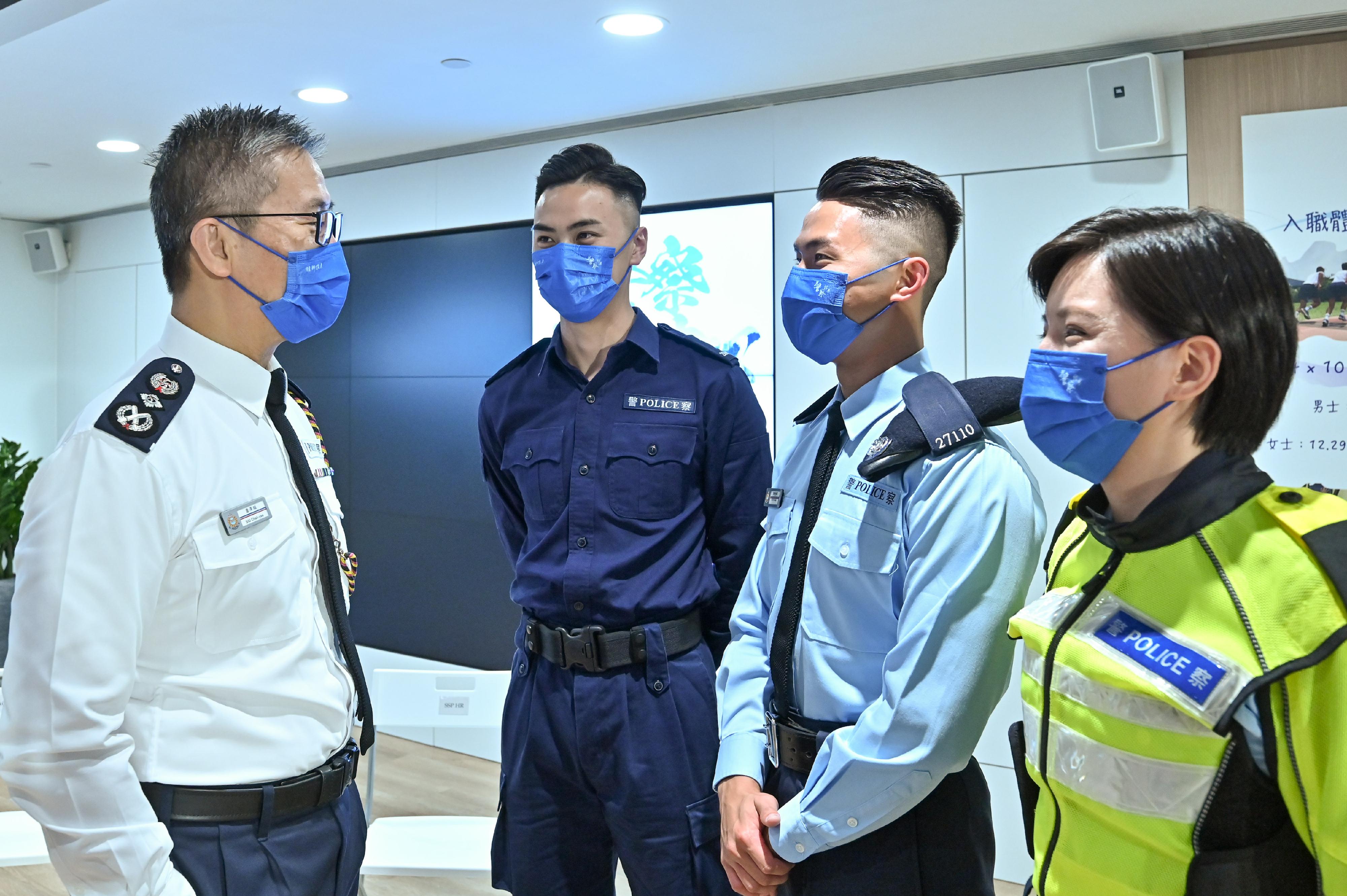 The Police Recruitment Centre officially opened today (October 27). Photo shows the Commissioner of Police, Mr Siu Chak-yee (first left), touring the Recruitment Centre and chatting with the "Recruitment Spokespersons" to learn more about its facilities.