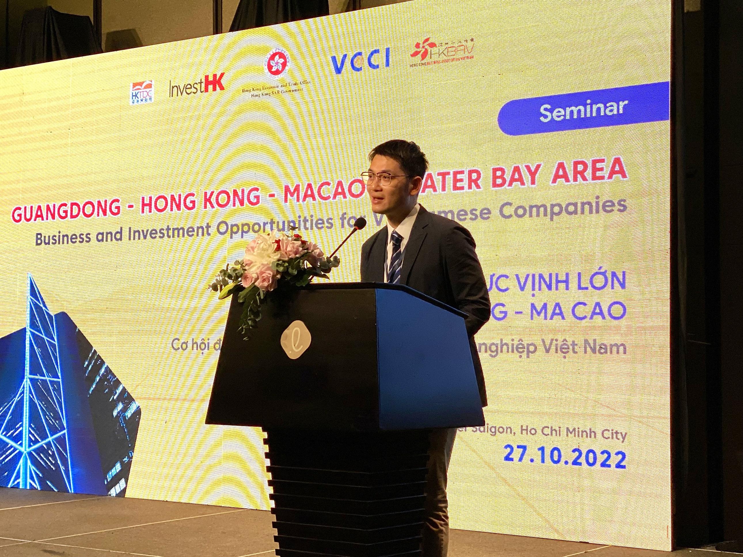 The Hong Kong Economic and Trade Office in Singapore (Singapore ETO) hosted a business seminar entitled "Guangdong-Hong Kong-Macao Greater Bay Area: Business and Investment Opportunities for Vietnamese Companies" in Ho Chi Minh City, Vietnam today (October 27). Photo shows the Director of Singapore ETO, Mr Wong Chun To, giving an opening remarks at the business seminar.