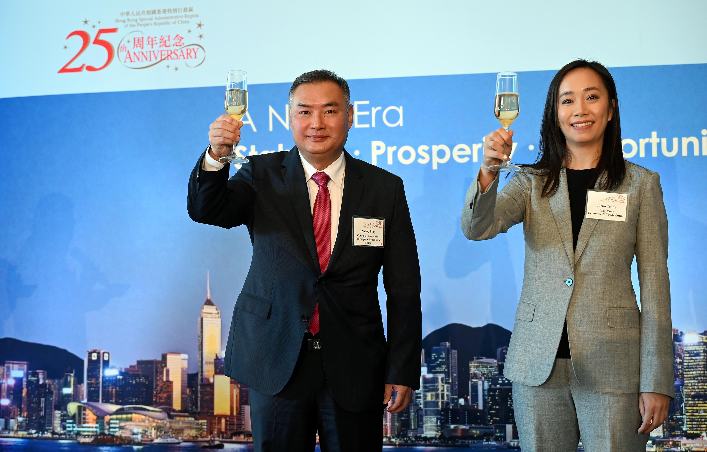 The Director of the Hong Kong Economic and Trade Office in San Francisco, Ms Jacko Tsang (right), and the Consul General of the People’s Republic of China in Los Angeles, Mr Zhang Ping (left), propose a toast at a business luncheon celebrating the 25th anniversary of the establishment of the Hong Kong Special Administrative Region. The event was held in Los Angeles, California, on October 26 (Los Angeles time).