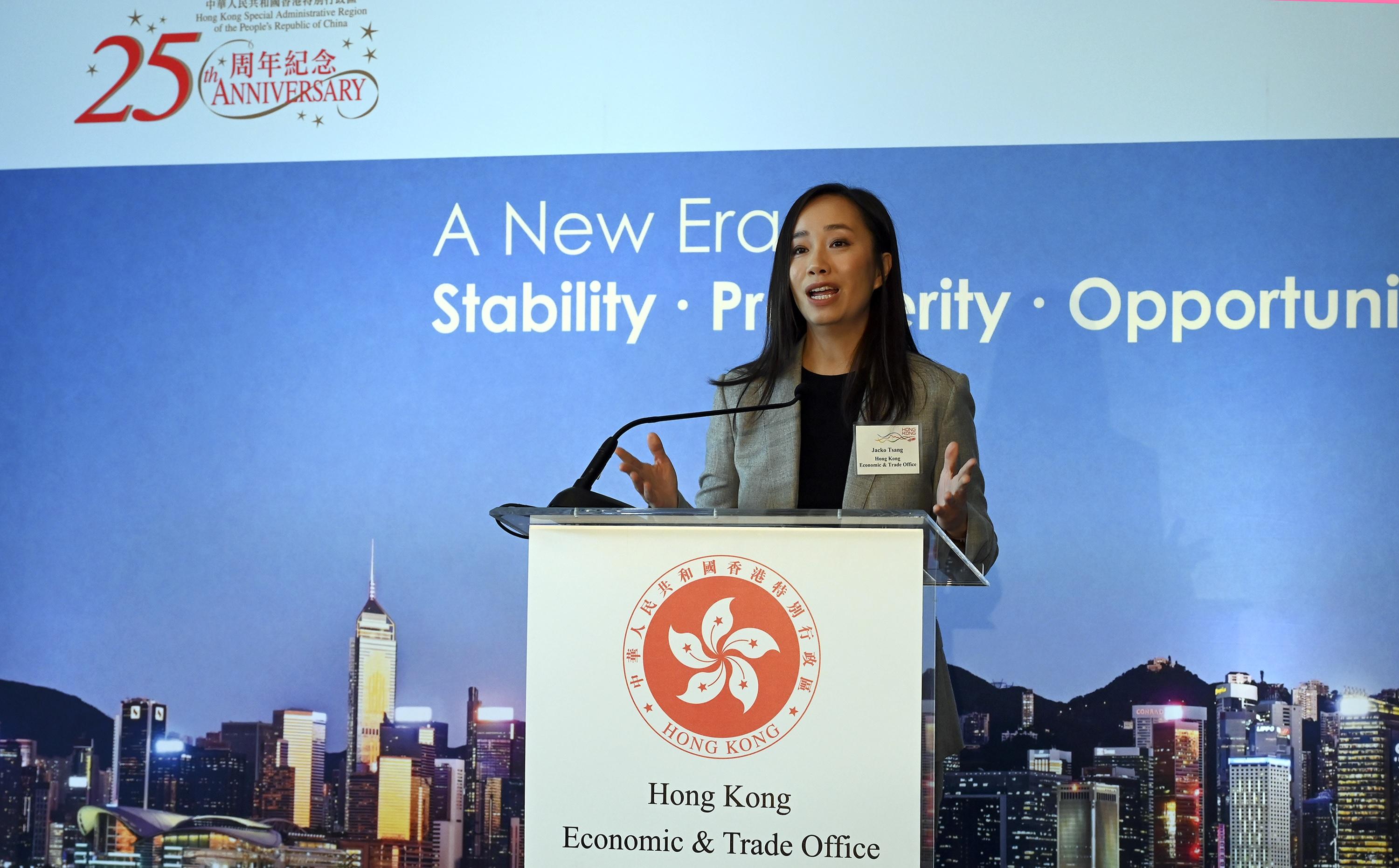 The Director of the Hong Kong Economic and Trade Office in San Francisco, Ms Jacko Tsang, delivers welcome remarks at a business luncheon celebrating the 25th anniversary of the establishment of the Hong Kong Special Administrative Region. The event was held in Los Angeles, California, on October 26 (Los Angeles time).