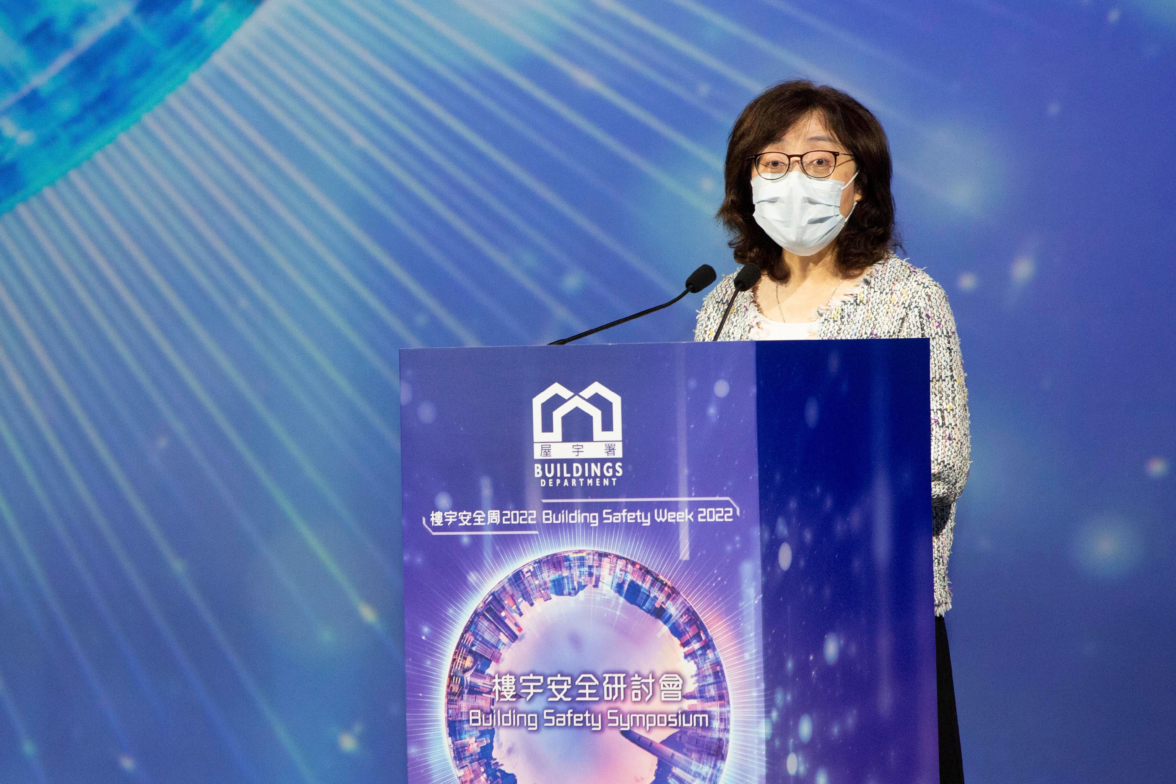 The Buildings Department held the closing event of Building Safety Week 2022, the Building Safety Symposium, at the Xiqu Centre today (October 28). Building professionals, members of the building management sector, government officials and academics were invited to share experiences and exchange views on the topic of "Innovation and Technologies for Building Safety". Photo shows the Secretary for Development, Ms Bernadette Linn, speaking at the symposium.