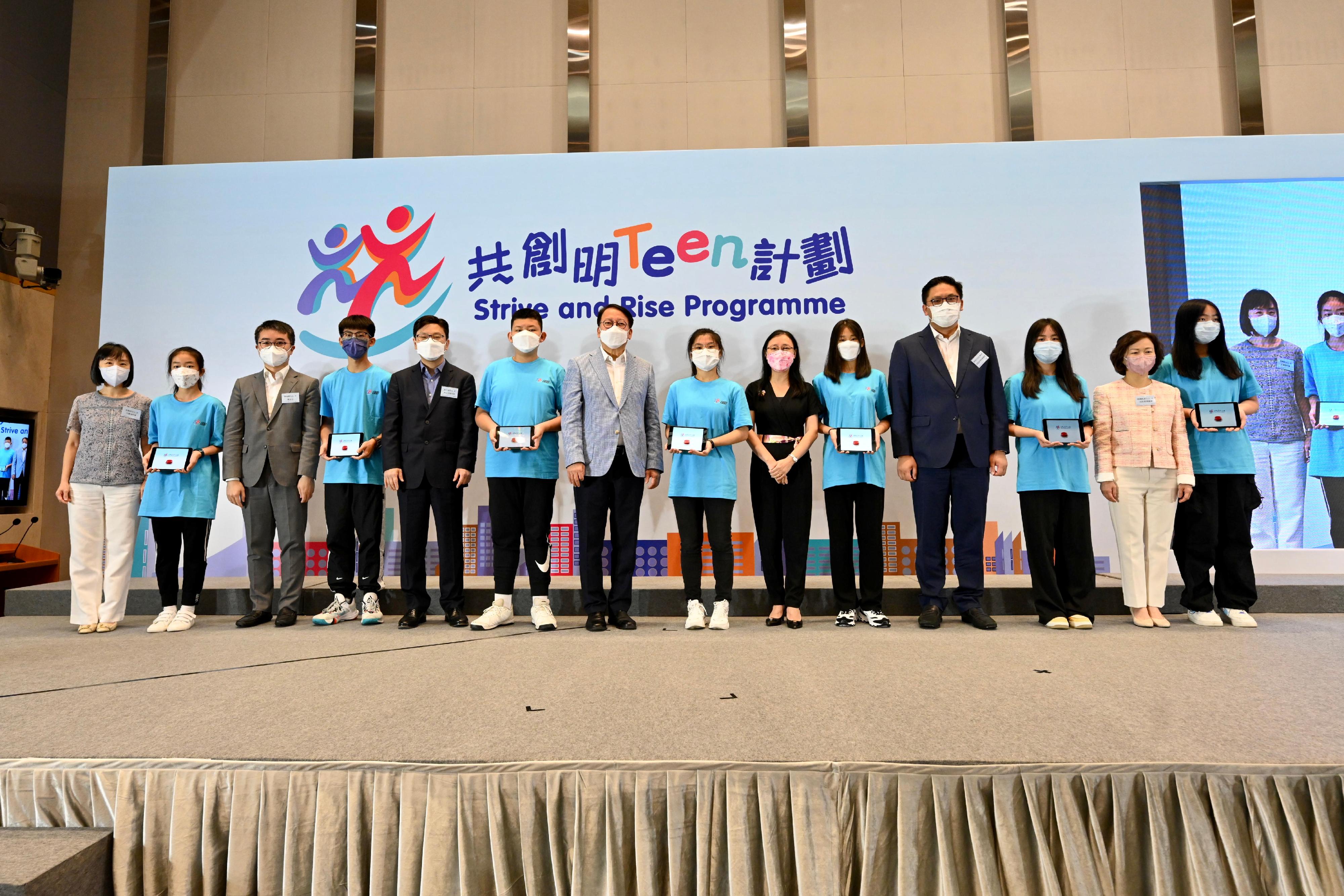 The Chief Secretary for Administration, Mr Chan Kwok-ki, attended the Kick-off Ceremony and Orientation Day of the Strive and Rise Programme today (October 29). Photo shows Mr Chan (seventh left); the Secretary for Labour and Welfare, Mr Chris Sun (fifth left);  the Permanent Secretary for Labour and Welfare, Ms Alice Lau (sixth right); the Under Secretary for Education, Mr Sze Chun-fai (third left); the Under Secretary for Home and Youth Affairs, Mr Clarence Leung (fourth right); the Director of Social Welfare, Miss Charmaine Lee (first left); and the Director of Home Affairs, Mrs Alice Cheung (second right), officiating at the kick-off ceremony.