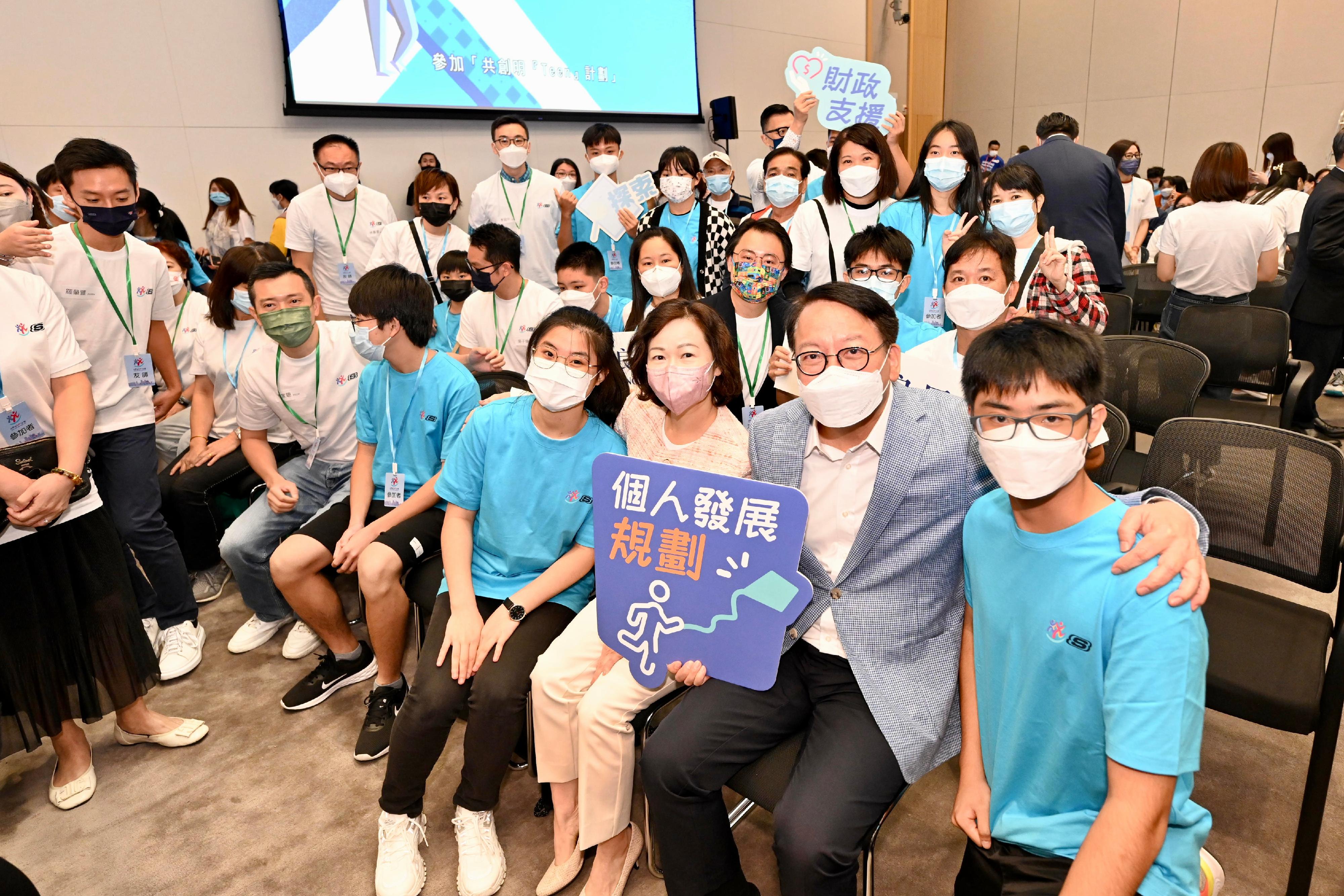 The Chief Secretary for Administration, Mr Chan Kwok-ki, attended the Kick-off Ceremony and Orientation Day of the Strive and Rise Programme today (October 29). Photo shows Mr Chan (first row, second right); the Director of Home Affairs, Mrs Alice Cheung (first row, third right); mentees, parents and mentors at the kick-off ceremony.
