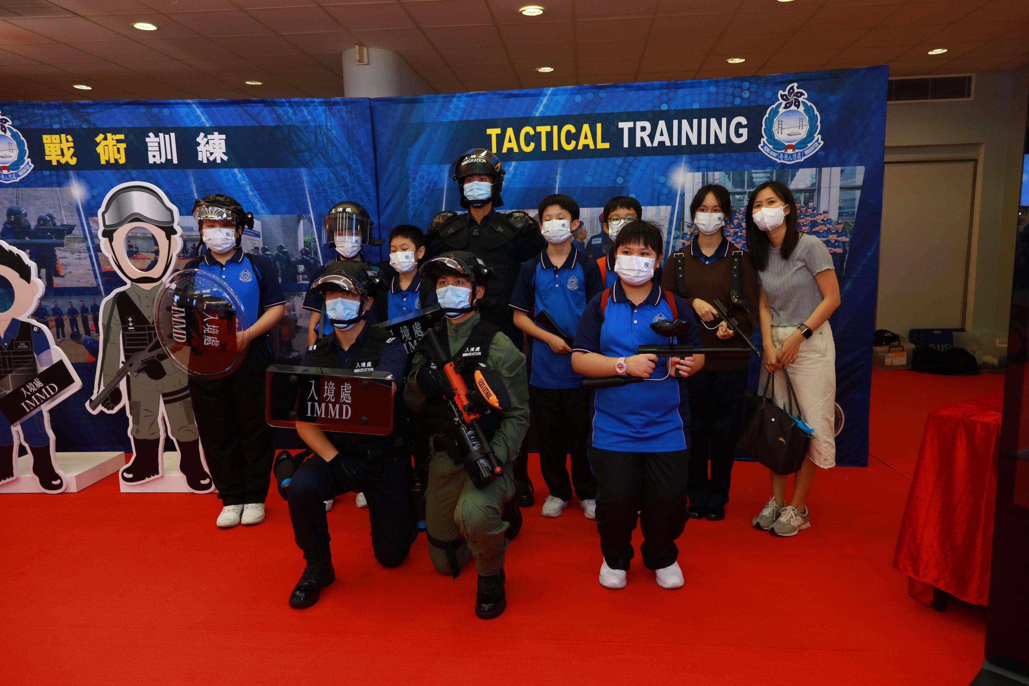 The Immigration Service Institute of Training and Development held an Open Day today (October 29). Photo shows Service members showing the tactical equipment of the Immigration Department to members of the public.