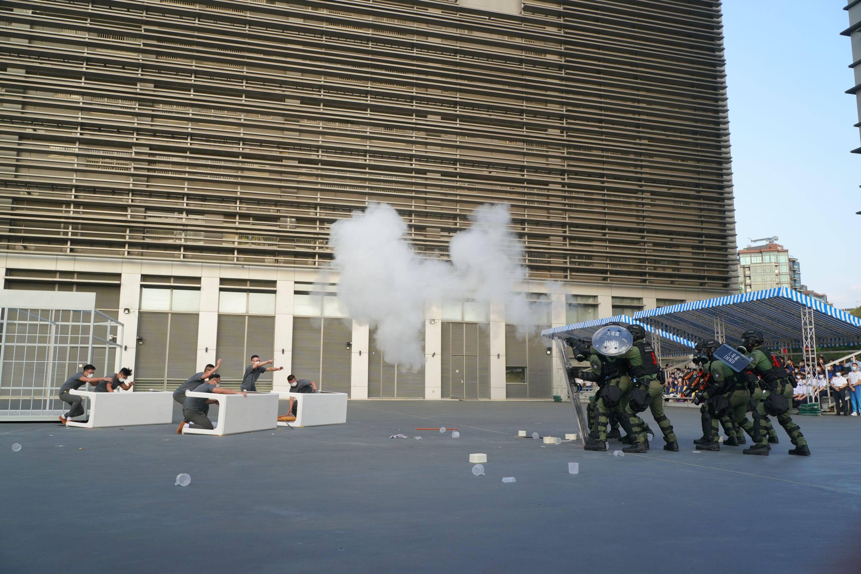 The Immigration Service Institute of Training and Development held an Open Day today (October 29). Photo shows the Emergency Response Team of the Castle Peak Bay Immigration Centre conducting a firearms and tactical demonstration.