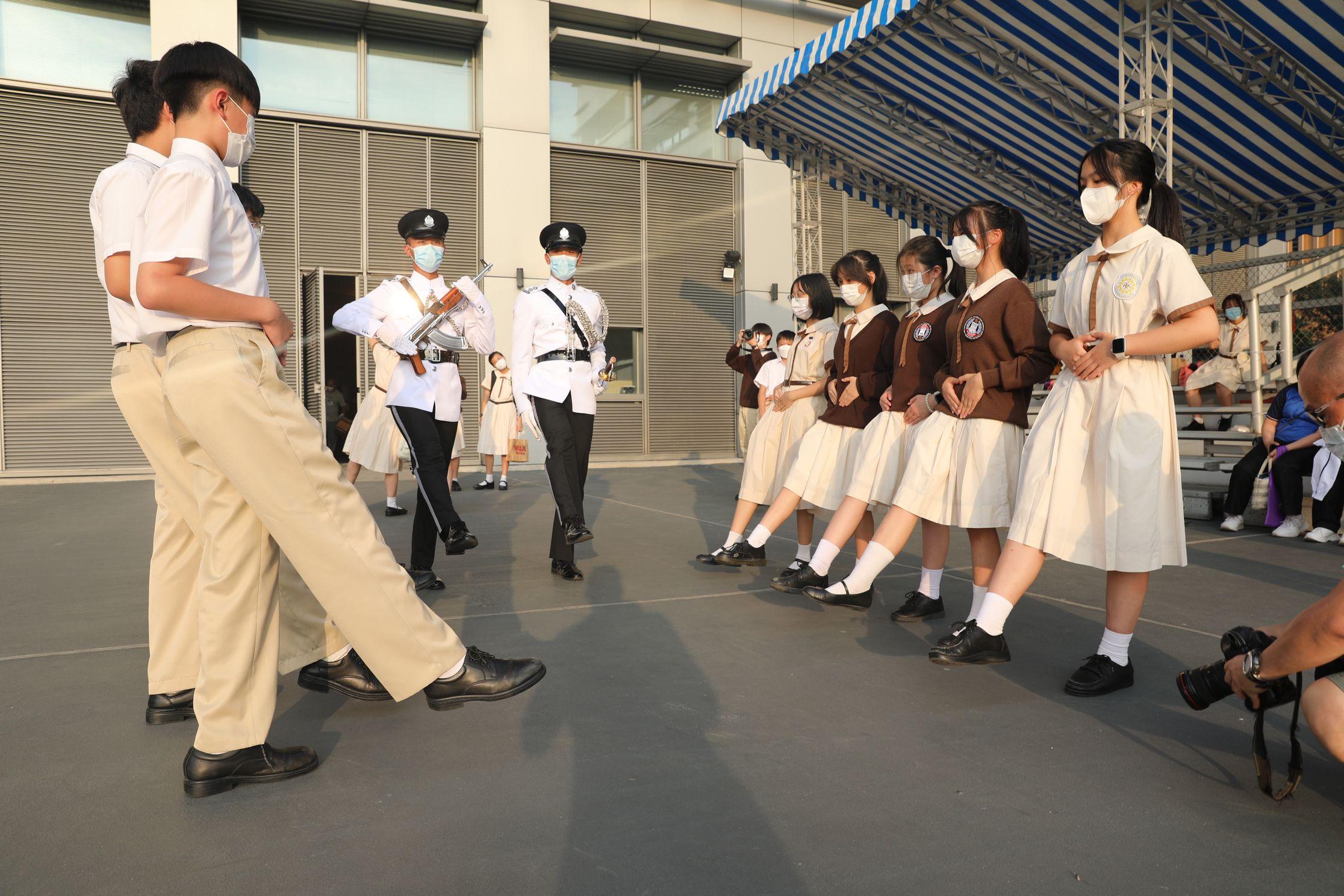 The Immigration Service Institute of Training and Development held an Open Day today (October 29). Photo shows the Departmental Contingent showing Chinese-style foot drill to secondary school students.